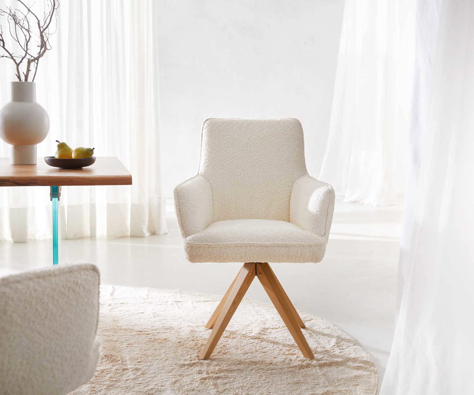 Chaise-pivotante Heira-Flex avec accoudoirs bouclé blanc pied en bois angulaire naturel pivotement sur 180° ressorts ensachés 1