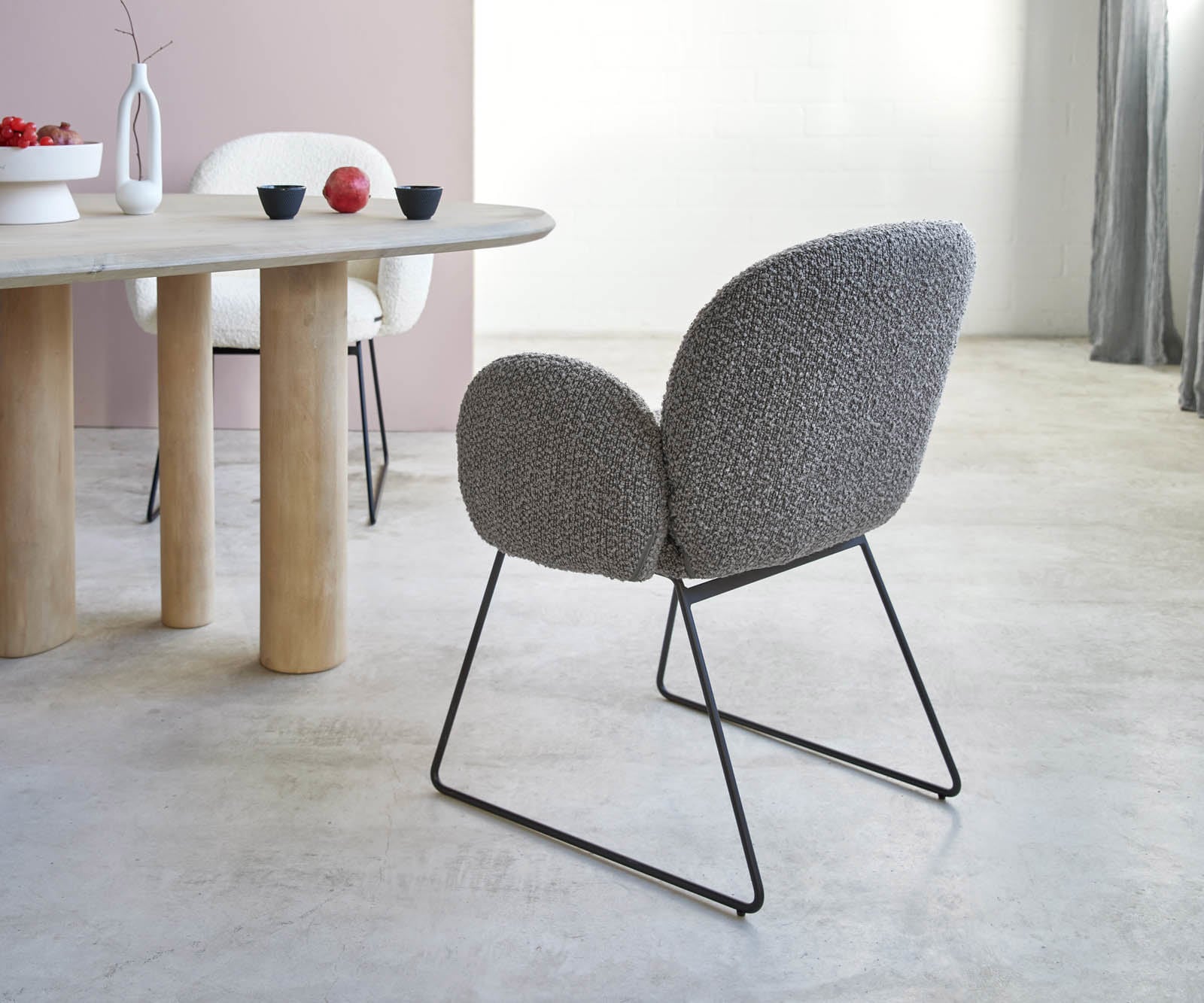 Esszimmerstuhl Nube-Flex mit Armlehnen Bouclé Silbergrau Kufengestell Schwarz Taschenfederkern 4 Esszimmerstuhl Nube-Flex mit Armlehnen Bouclé Silbergrau Kufengestell Schwarz Taschenfederkern 4