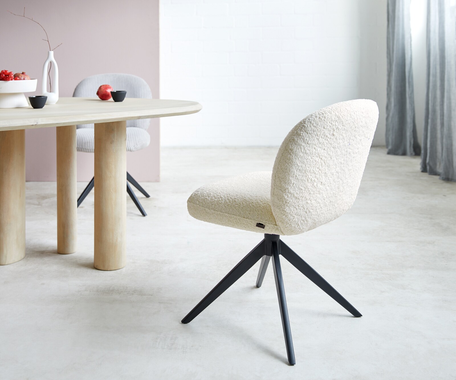 Drehstuhl Nube-Flex Bouclé Weiß Kreuzgestell breit Schwarz 360° drehbar Taschenfederkern 4