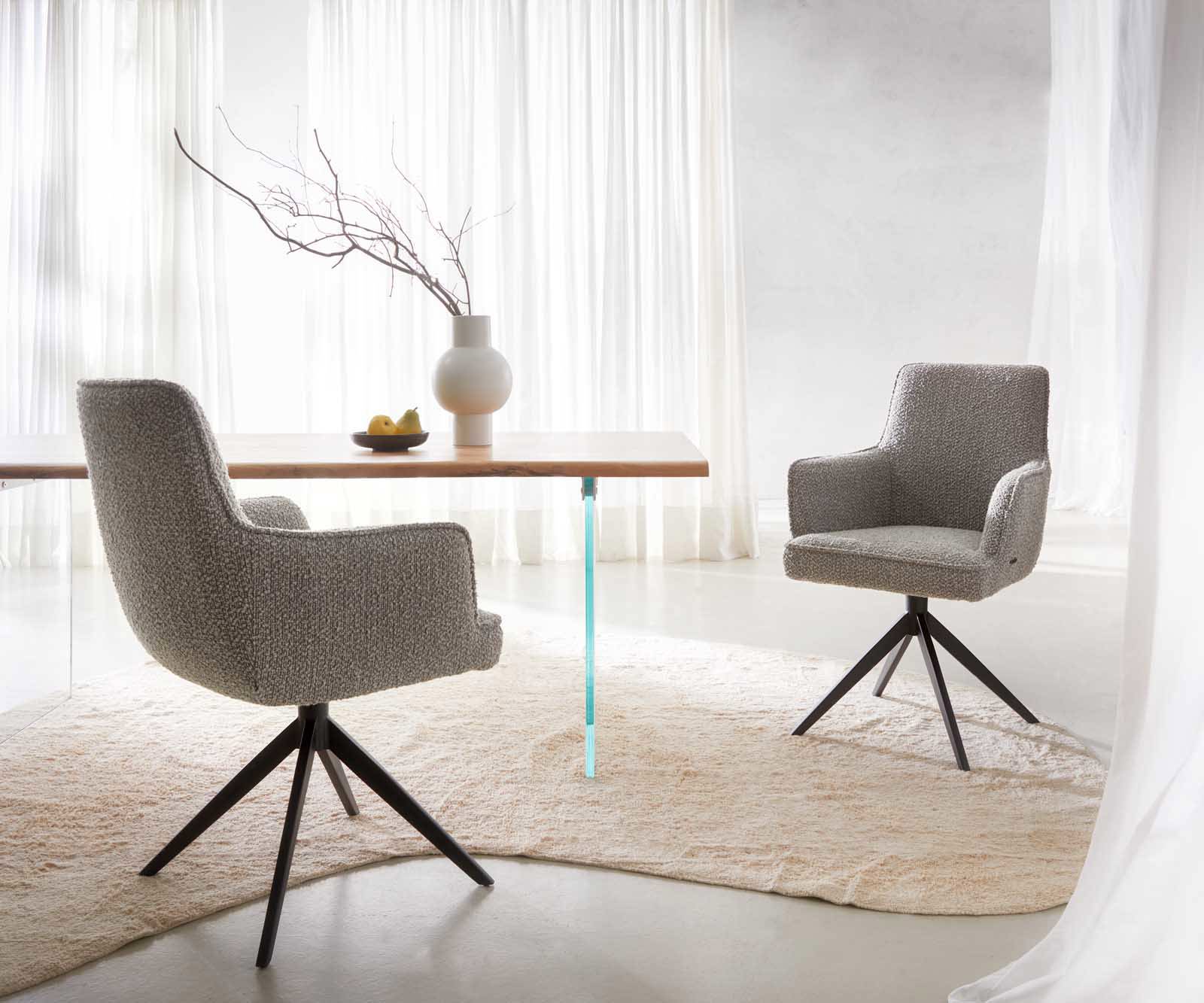 Chaise-pivotante Heira-Flex avec accoudoirs bouclé gris argenté pied croisé large noir pivotement sur 360° ressorts ensachés 5