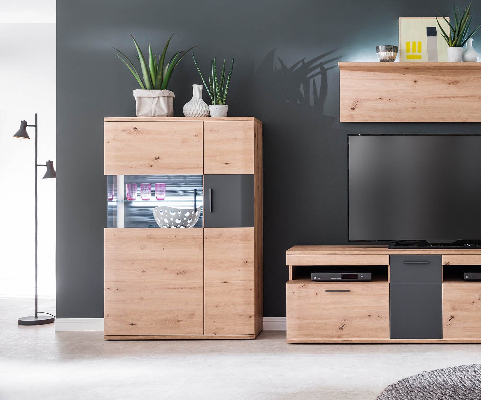 Highboard Farum 90 x 130 cm Eiche Optik Glasvitrine 3 Türen 1 Highboard Farum 90 x 130 cm Eiche Optik Glasvitrine 3 Türen 1