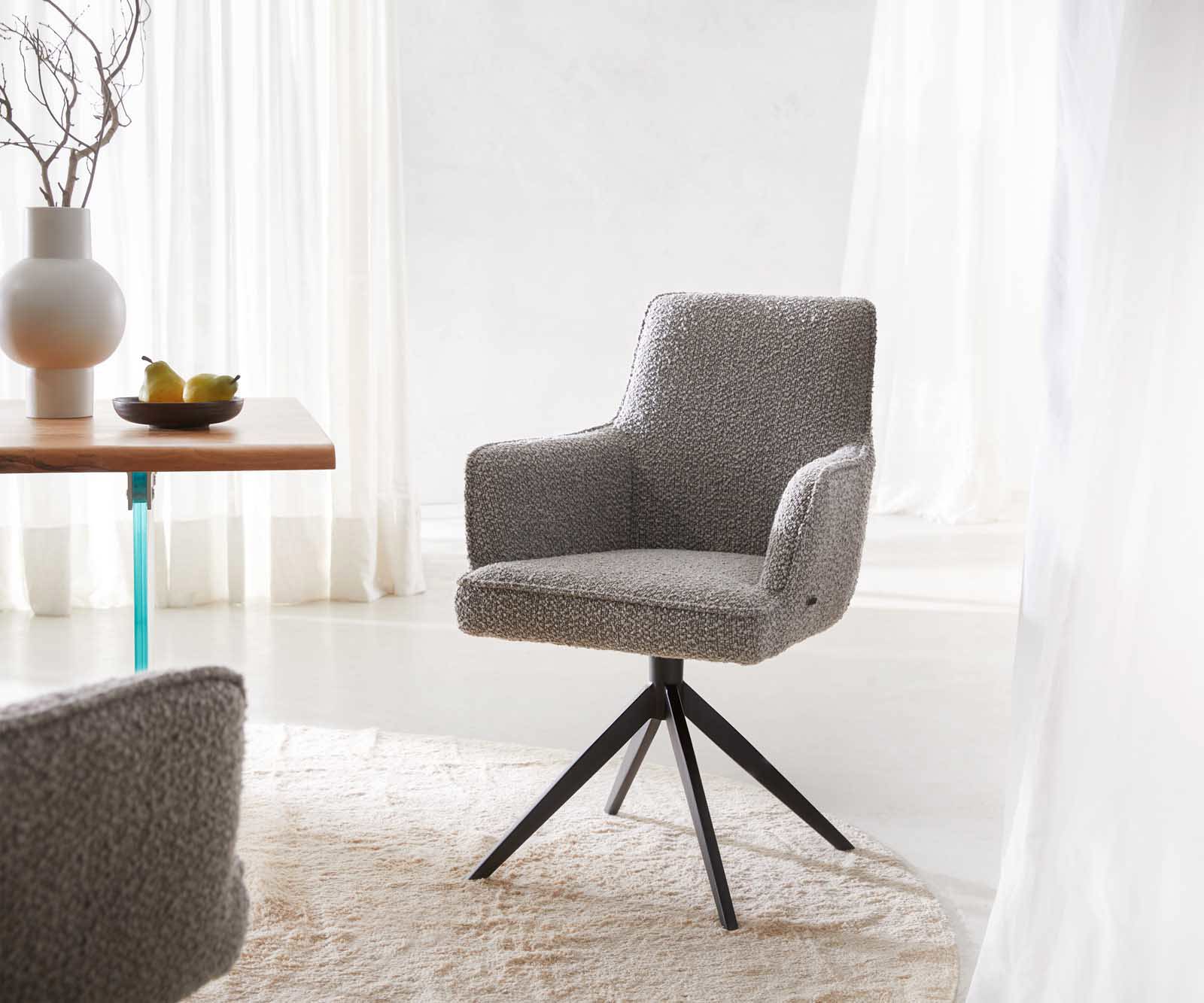 Drehstuhl Heira-Flex mit Armlehnen Bouclé Silbergrau Kreuzgestell breit Schwarz 360° drehbar Taschenfederkern Drehstuhl Heira-Flex mit Armlehnen Bouclé Silbergrau Kreuzgestell breit Schwarz 360° drehbar Taschenfederkern