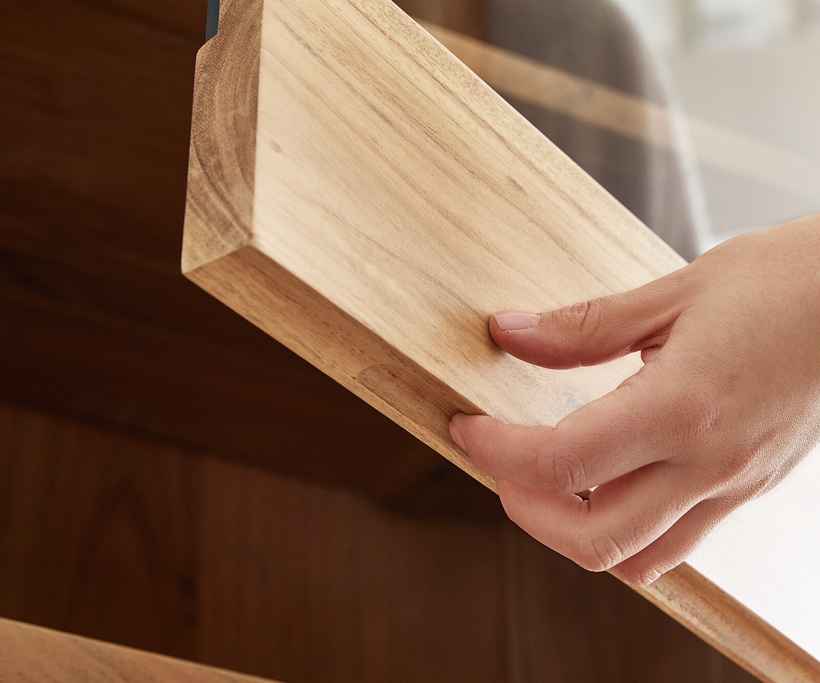 Vitrine Live-Edge 60x190 cm Akazie Natur Baumkante 1 Tür 2 Schubladen Massiv 4