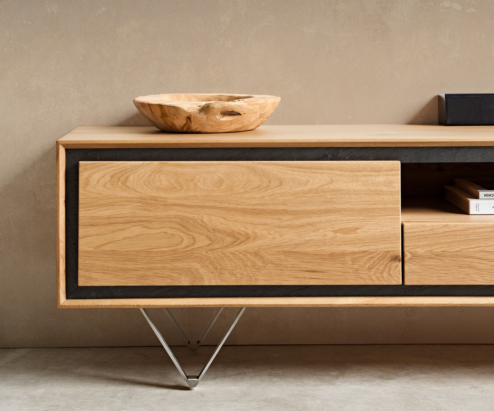 Meuble-TV Stonegrace 240 cm chêne naturel 2 portes 1 compartiment 2 tiroirs placage pierre pied en V inoxydable 6