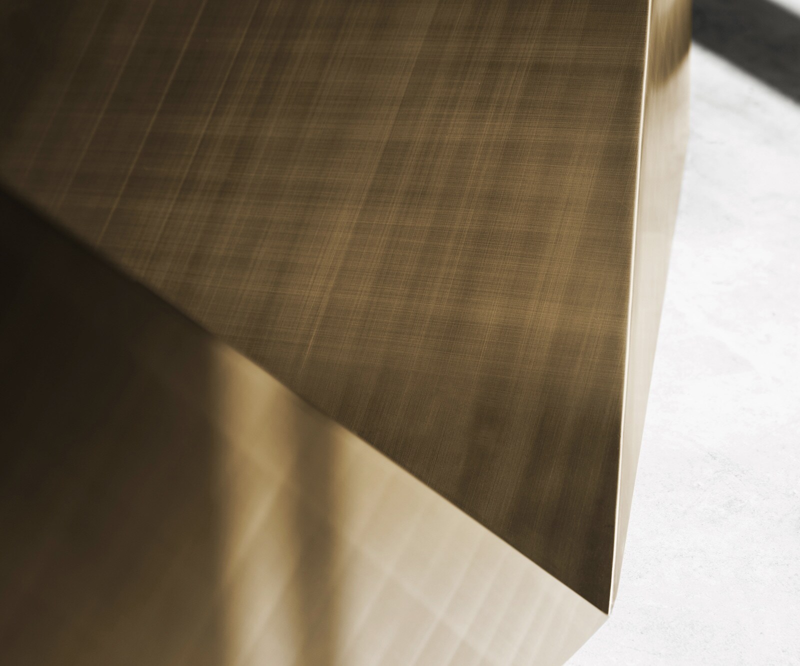 Esstisch Edge 300x100 Keramik Calacatta Luxe Weiß-Gold-Grau Prisma Metallic Gold 5