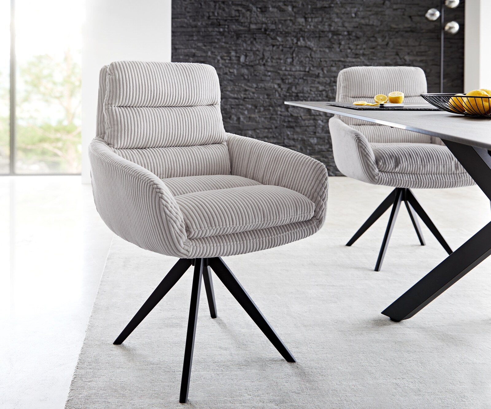 Esszimmerstuhl Abelia-Flex mit Armlehnen Cord Silbergrau Kreuzgestell kantig Schwarz Esszimmerstuhl Abelia-Flex mit Armlehnen Cord Silbergrau Kreuzgestell kantig Schwarz