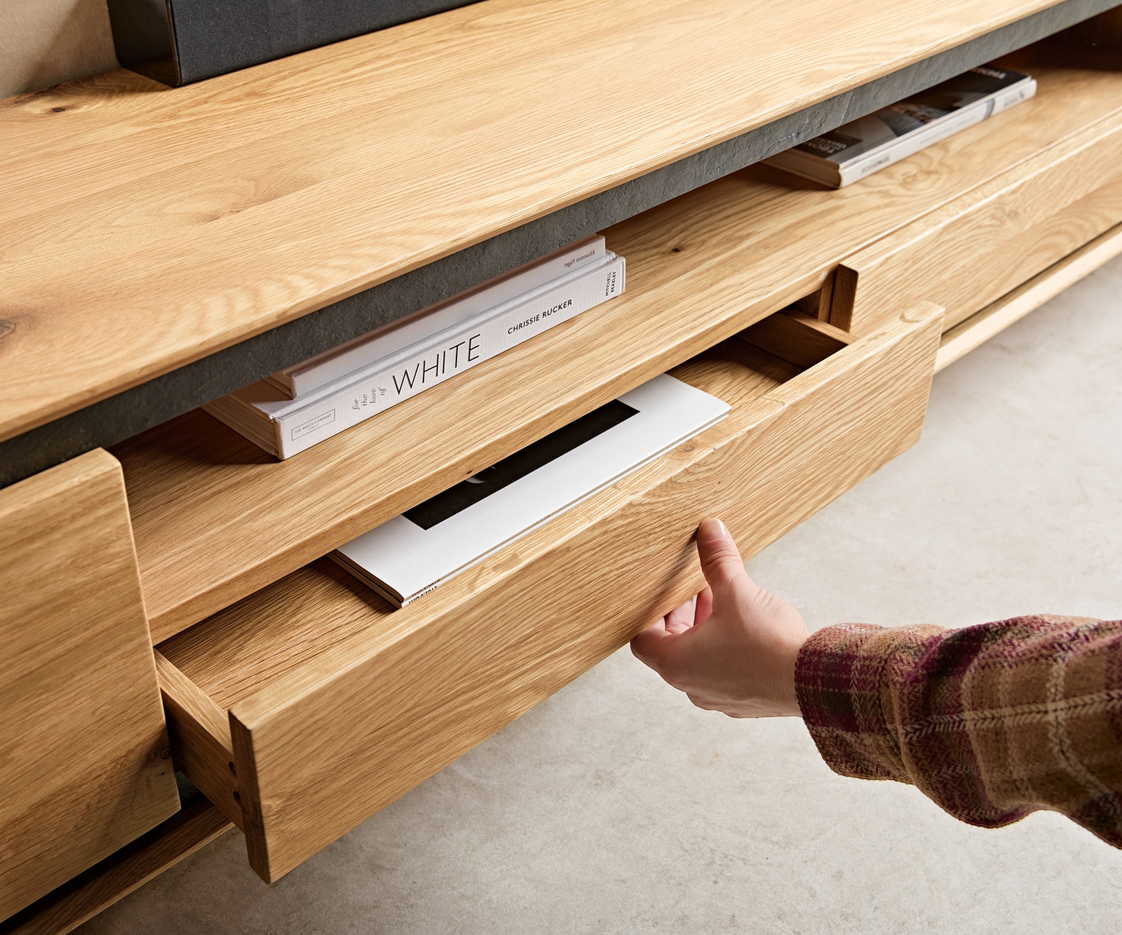 Meuble-TV Stonegrace 240 cm Chêne Naturel 2 portes 1 compartiment 2 tiroirs Placage pierre Suspendu 4 Meuble-TV Stonegrace 240 cm Chêne Naturel 2 portes 1 compartiment 2 tiroirs Placage pierre Suspendu 4