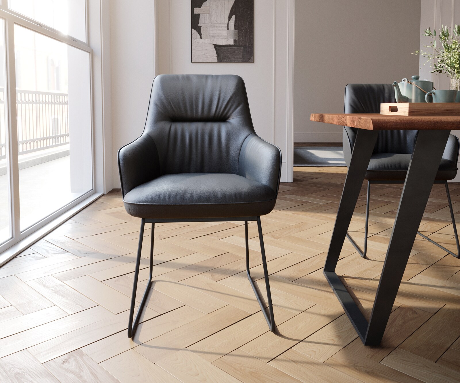 Chaise-de-salle-à-manger Zelia-Flex avec accoudoirs cuir de vache noir pied trapèze noir ressorts ensachés 1