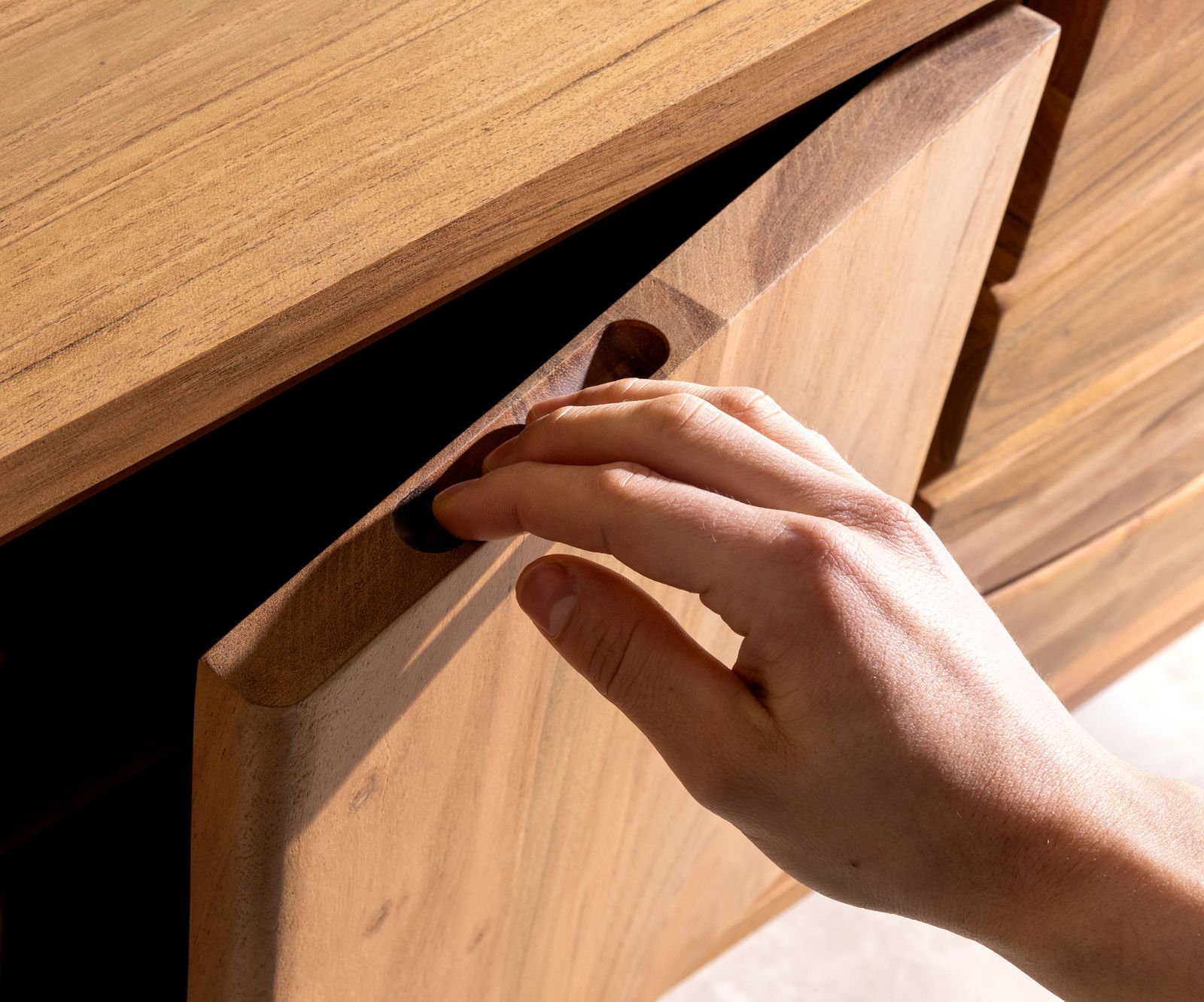 Sideboard Live-Edge 147 cm Akazie Natur 3 Schübe 2 Türen 5
