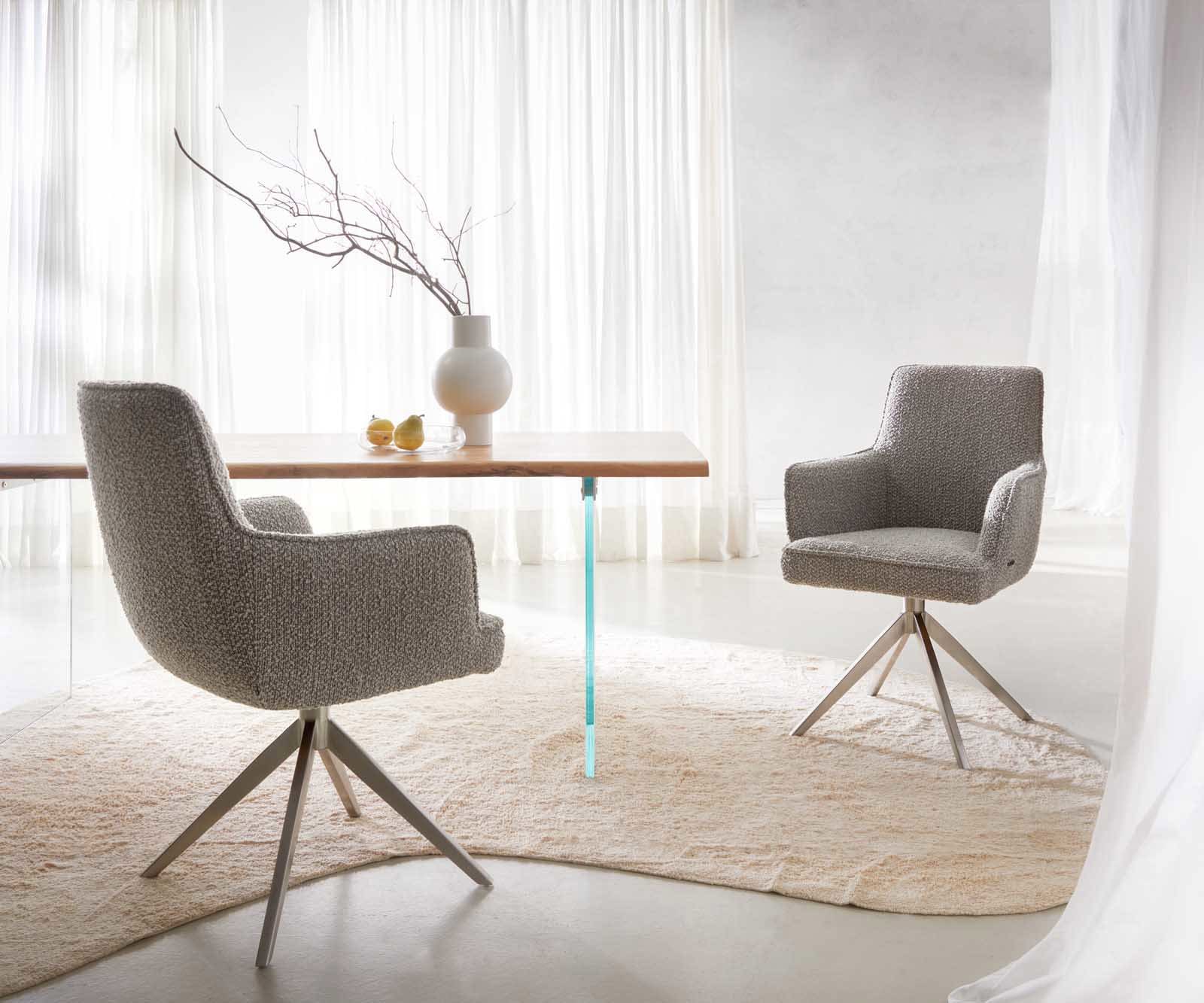 Drehstuhl Heira-Flex mit Armlehnen Bouclé Silbergrau Kreuzgestell breit Edelstahl 360° drehbar Taschenfederkern 6 Drehstuhl Heira-Flex mit Armlehnen Bouclé Silbergrau Kreuzgestell breit Edelstahl 360° drehbar Taschenfederkern 6