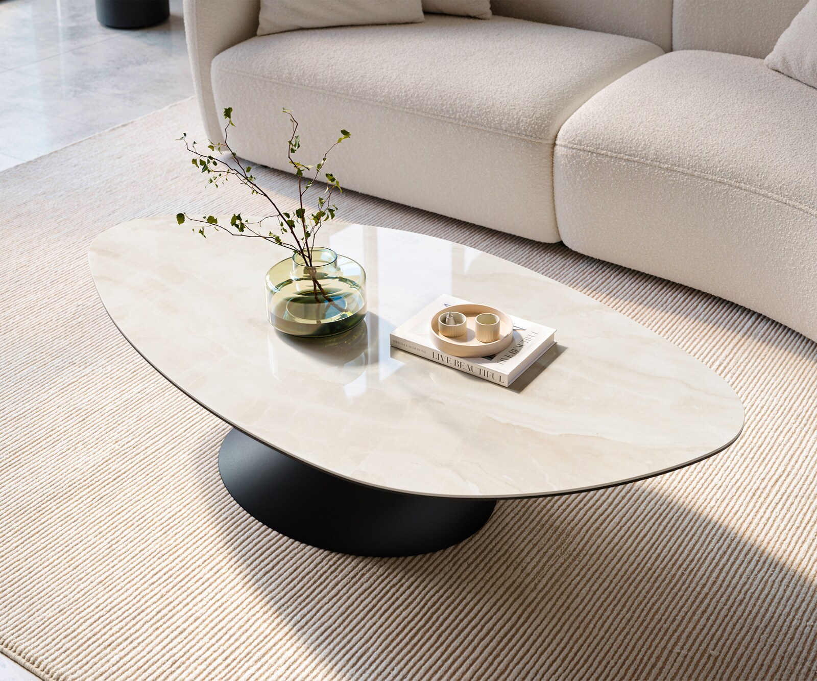Table basse Edge organique 140x76 cm céramique Onyx Champagne Conis métal noir 1