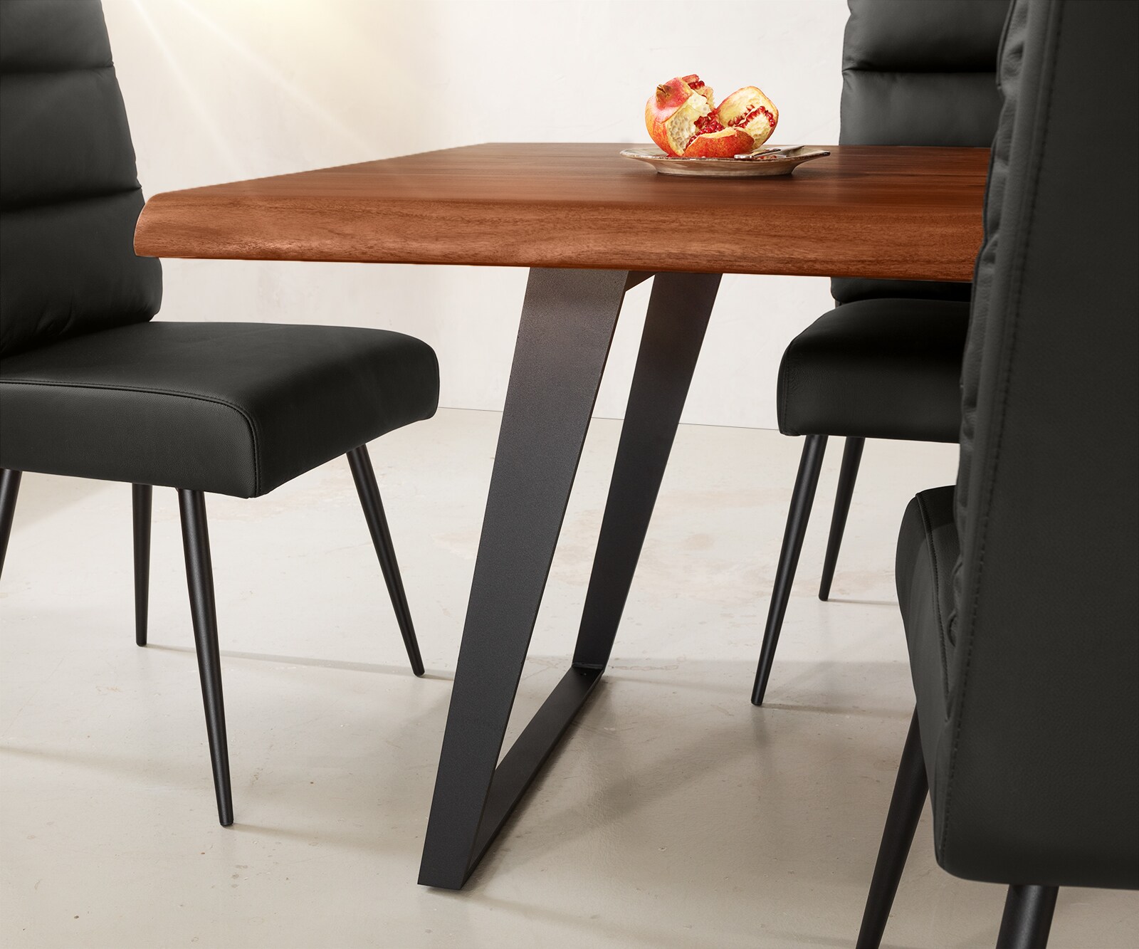 Esstisch Edge 260x100 XL Akazie Braun Metall Schräg Live-Edge 1