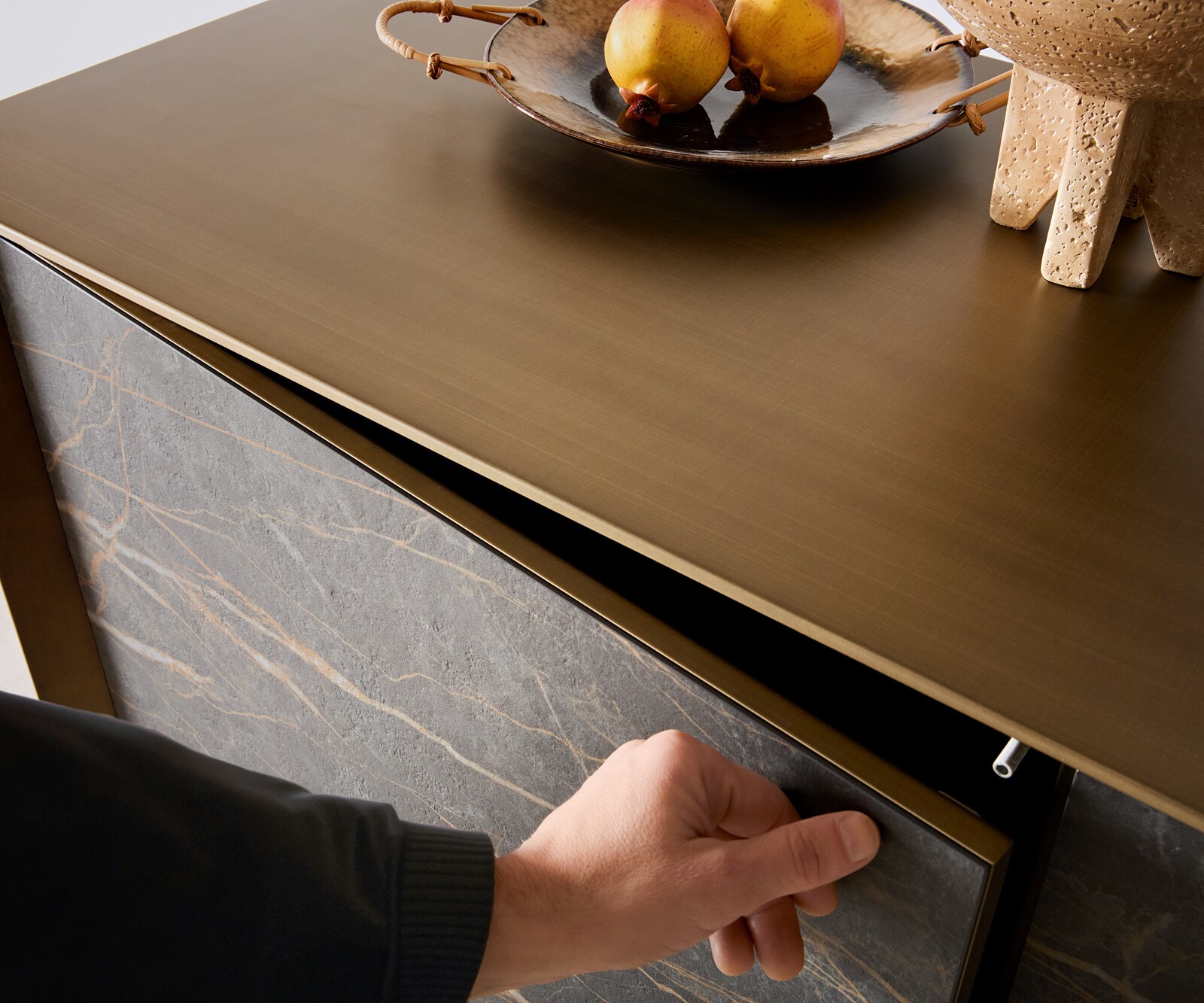 Buffet Yori 200 cm Or métallisé 2 portes 3 tiroirs Pied acrylique Céramique Laminam®Noir Desir Marron 5