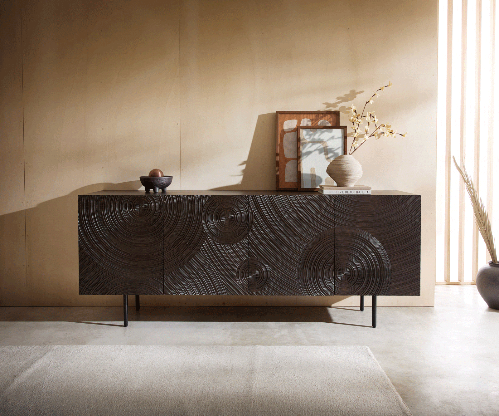 Sideboard Ashara 200 cm Esche Dunkelbraun 3D Effekt 4 Türen Rundfuß Metall Schwarz 4 Sideboard Ashara 200 cm Esche Dunkelbraun 3D Effekt 4 Türen Rundfuß Metall Schwarz 4