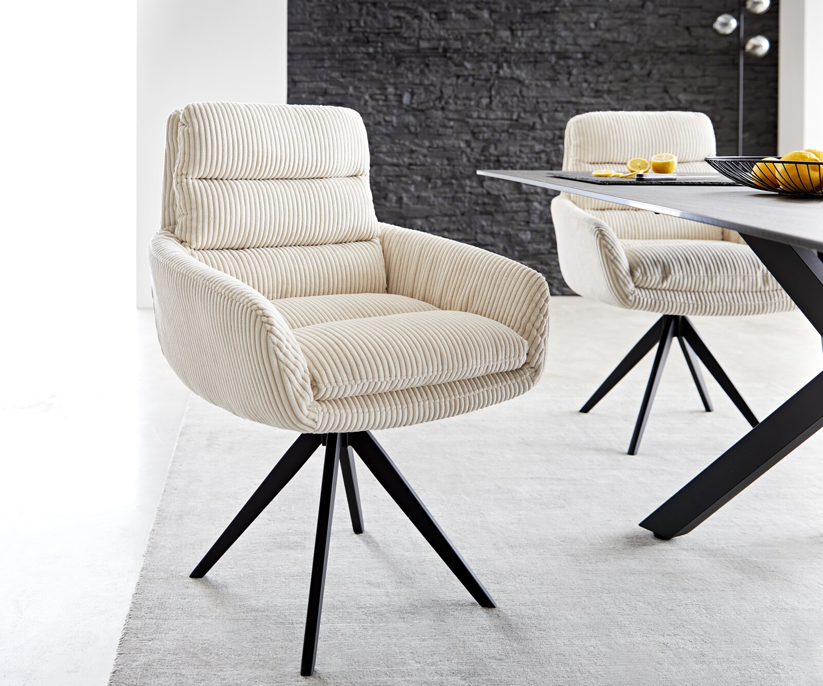 Drehstuhl Abelia-Flex mit Armlehnen Cord Beige Kreuzgestell kantig Schwarz 180° drehbar