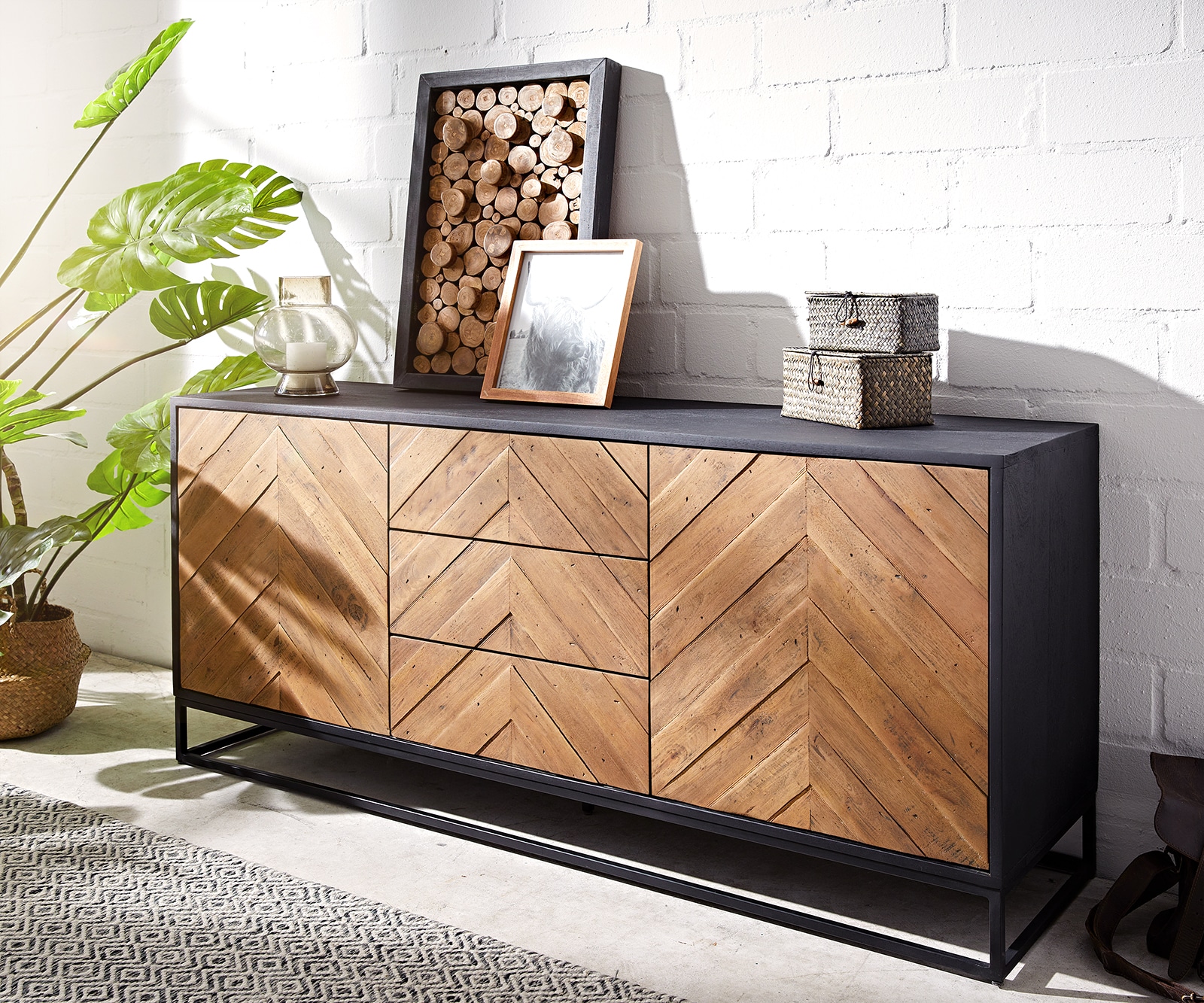 Sideboard Famke 145 cm Mango Teak 2 Türen 3 Schubladen Sideboard Famke 145 cm Mango Teak 2 Türen 3 Schubladen