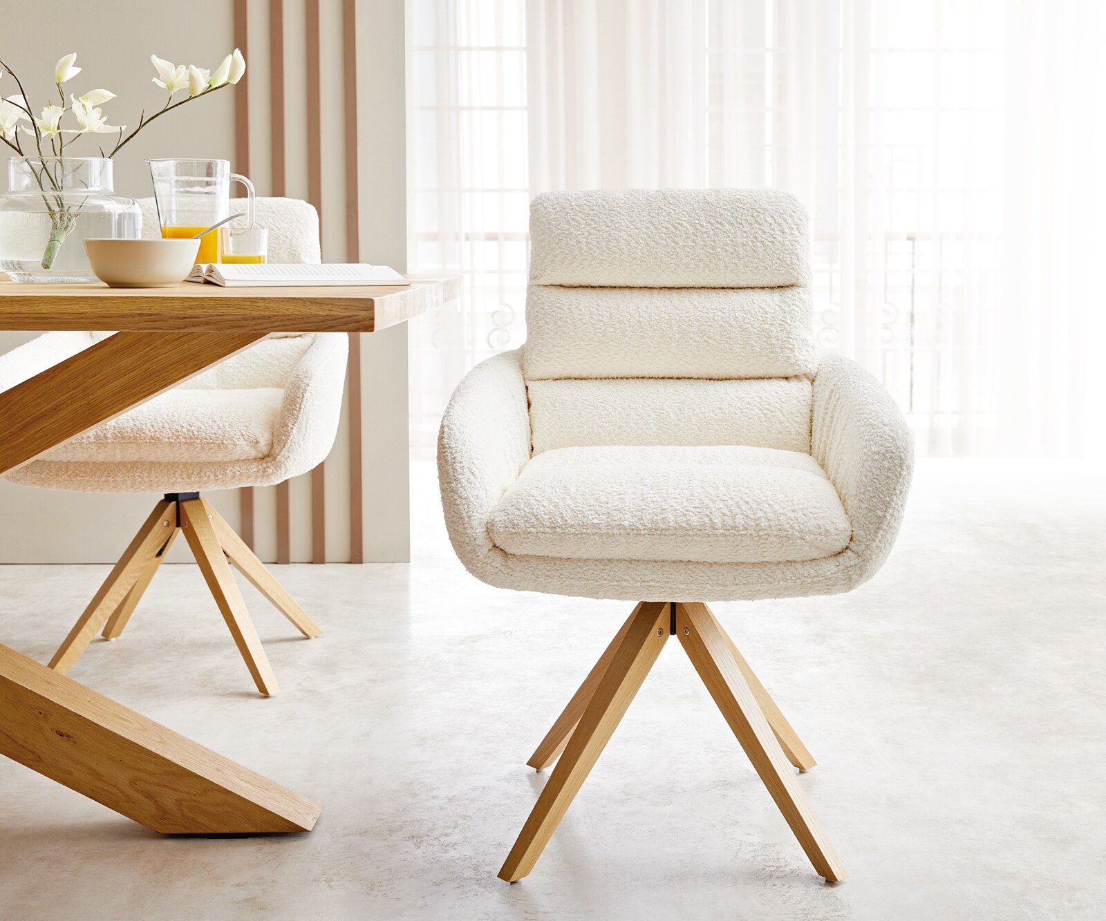 Chaise-de-salle-à-manger Abelia-Flex avec accoudoirs bouclé blanc pied en bois angulaire naturel 1