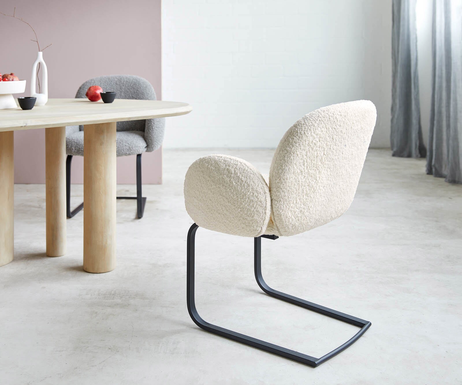 Cantilever Nube-Flex avec accoudoirs bouclé blanc pied cantilever plat noir ressorts ensachés 3