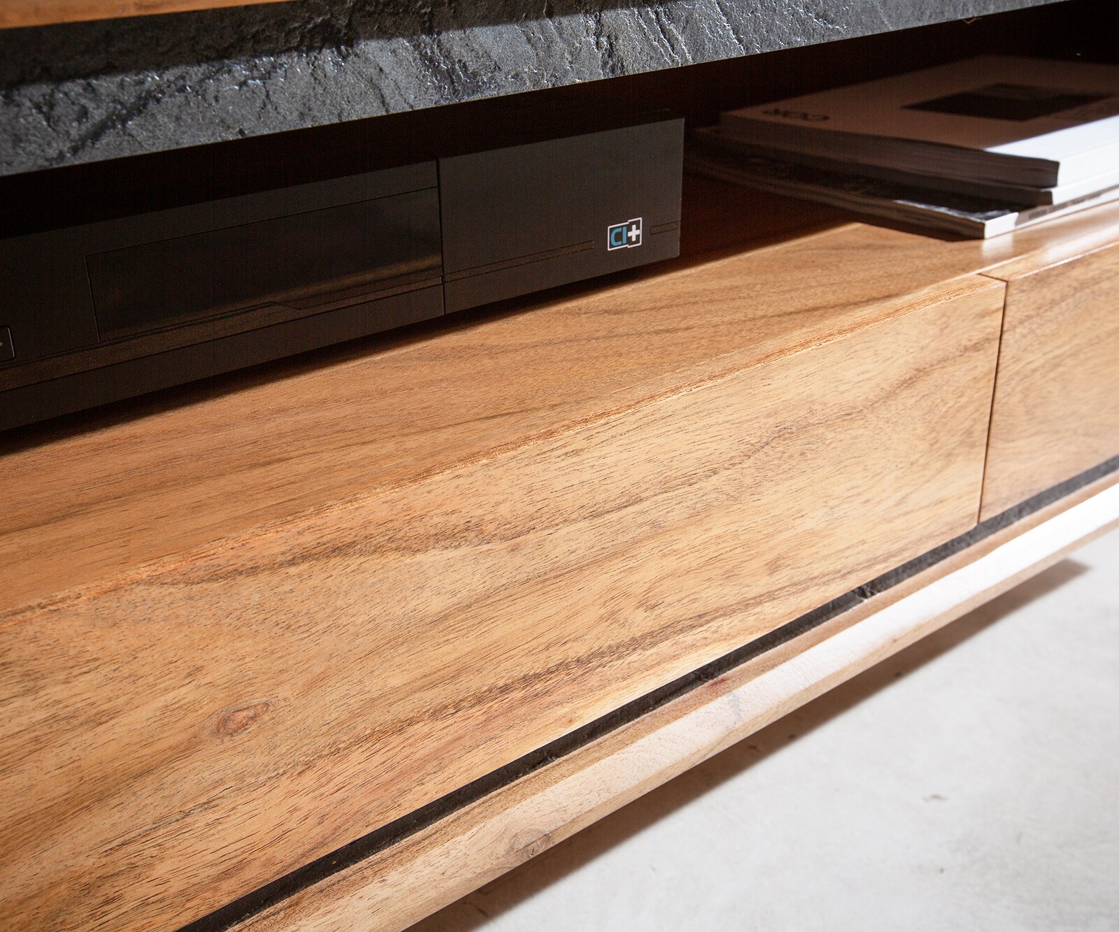Buffet bas Stonegrace 240 cm acacia nature 2 portes 1 compartiment 2 tiroirs placage en pierre flottant 6