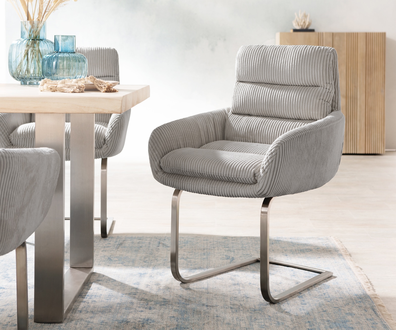 Freischwinger Abelia-Flex mit Armlehnen Cord Silbergrau Freischwinger flach Edelstahl Freischwinger Abelia-Flex mit Armlehnen Cord Silbergrau Freischwinger flach Edelstahl