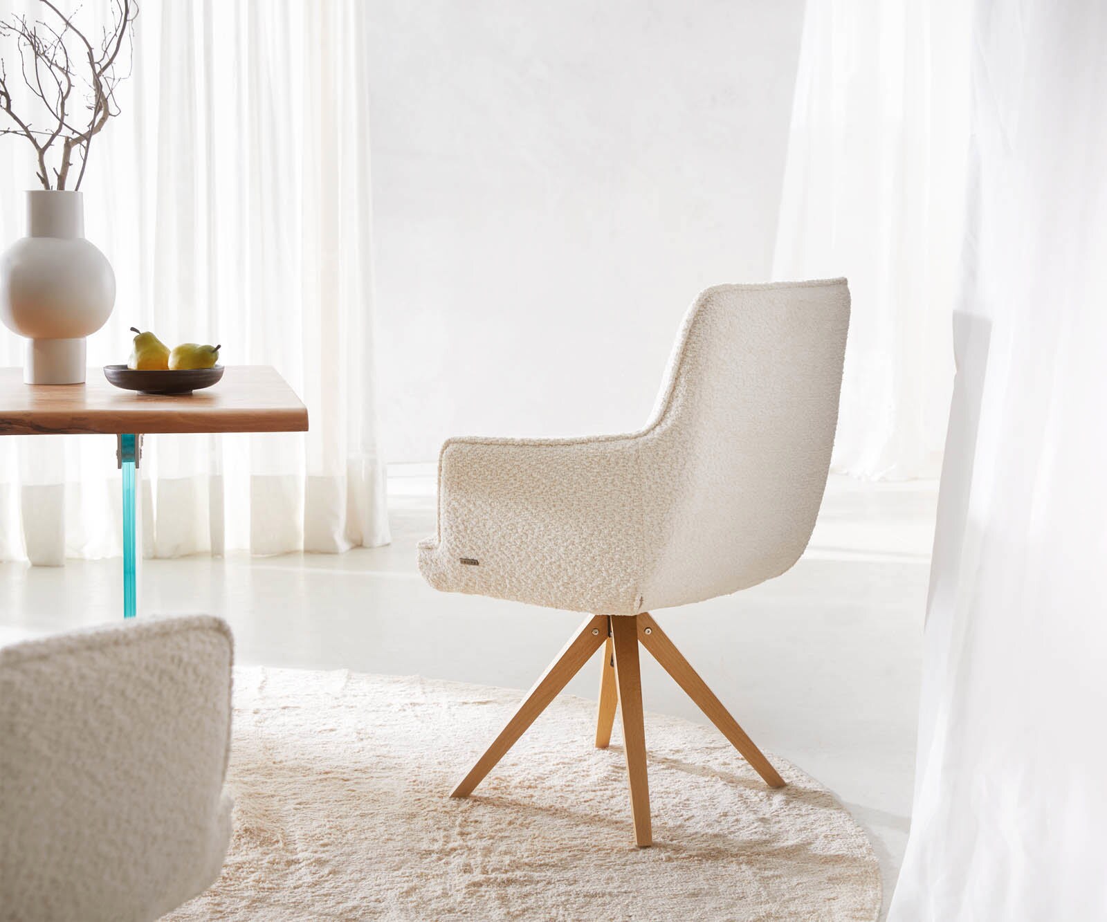 Chaise-pivotante Heira-Flex avec accoudoirs bouclé blanc pied en bois angulaire naturel pivotement sur 180° ressorts ensachés 4