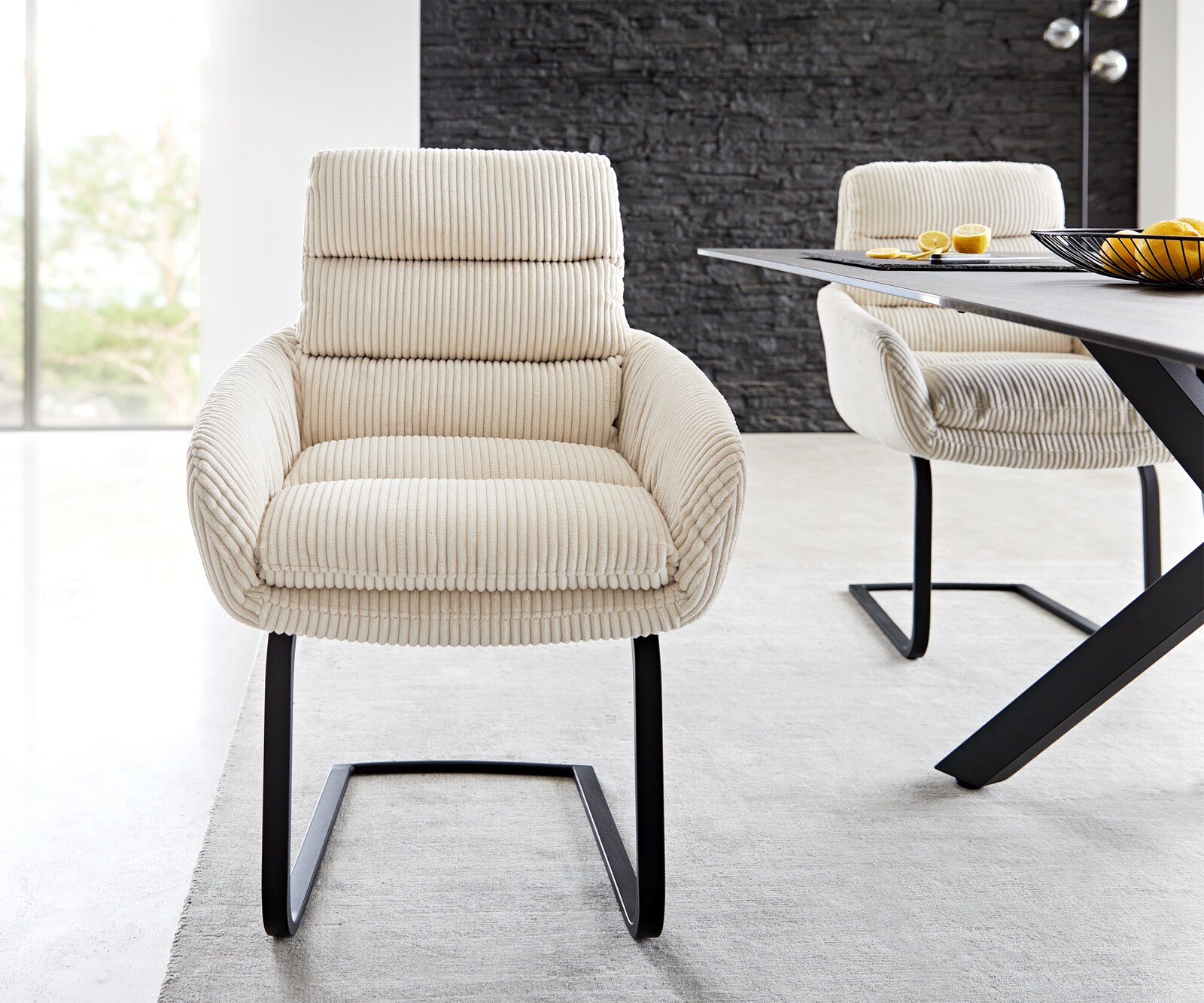 Cantilever Abelia-Flex avec accoudoirs côtelé beige vintage pied cantilever plat noir 1
