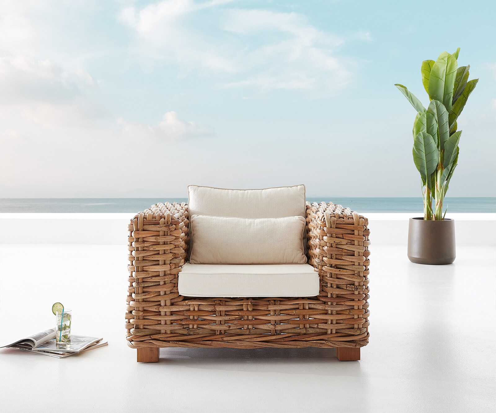 Fauteuil-Lounge Nizza en rotin naturel avec coussin blanc 1