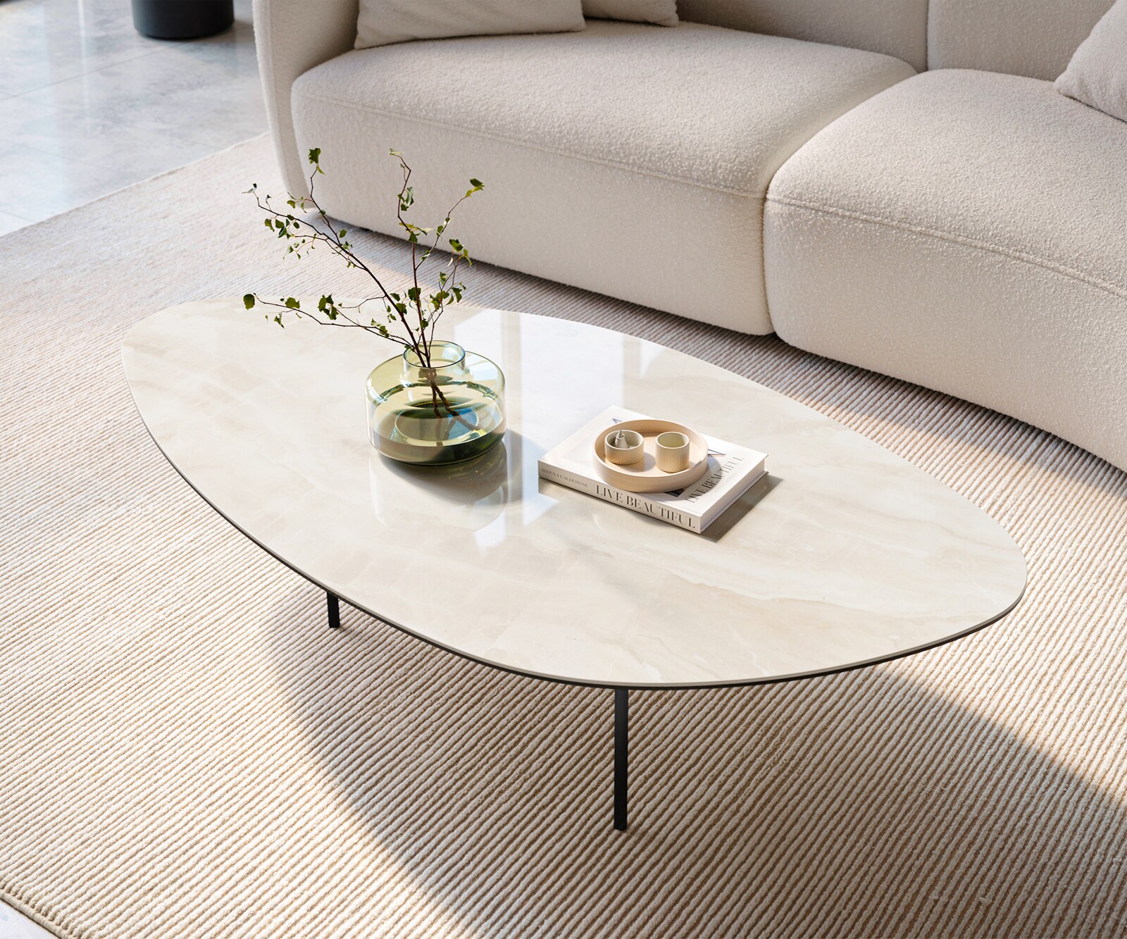 Table basse Edge organique 140x76 cm céramique Onyx Champagne Trive métal noir 1