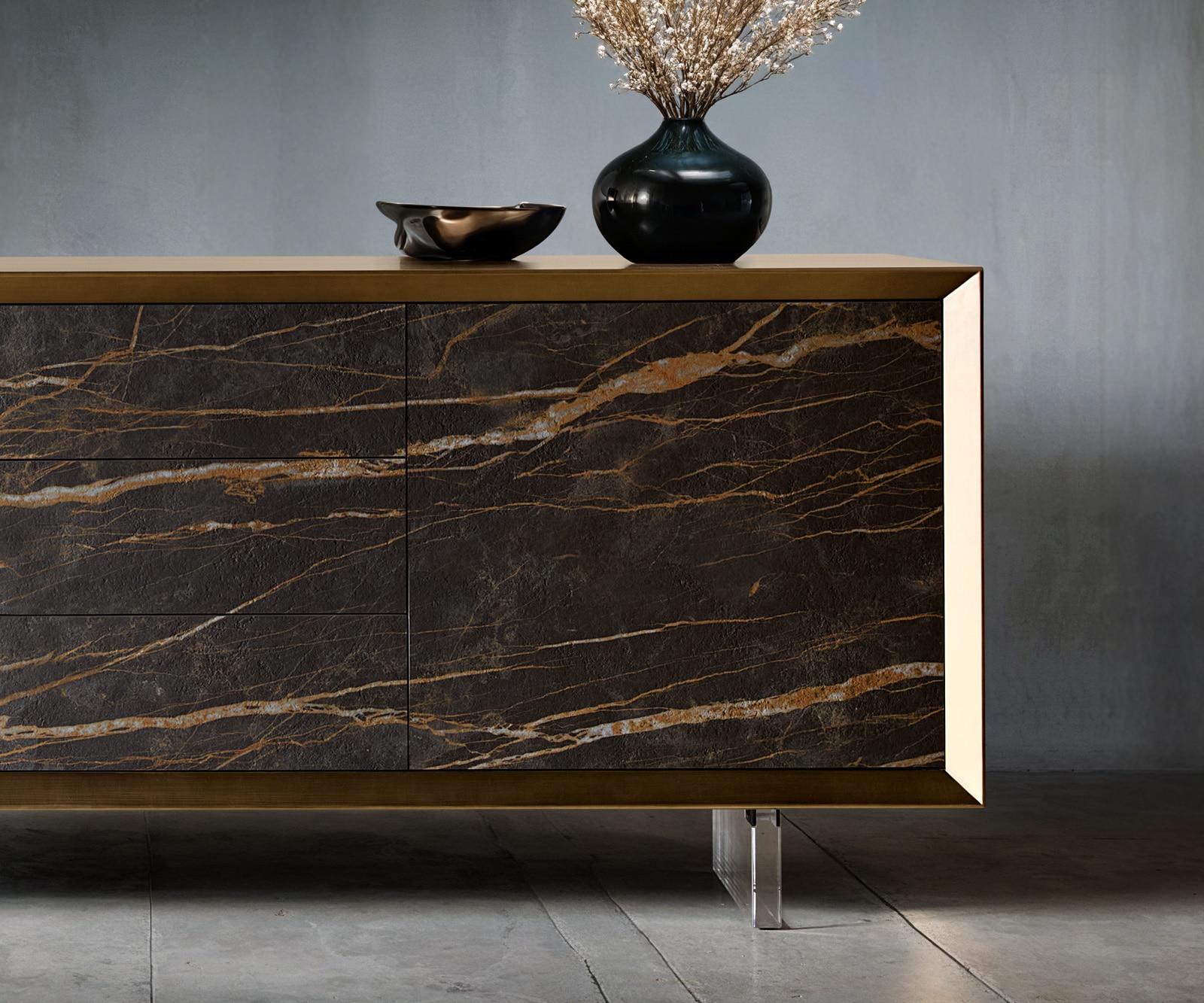 Sideboard Yori 200 cm Metallic Gold 2 Türen 3 Schubladen Acrylfuß Keramik Laminam®Noir Desir Braun 3 Sideboard Yori 200 cm Metallic Gold 2 Türen 3 Schubladen Acrylfuß Keramik Laminam®Noir Desir Braun 3