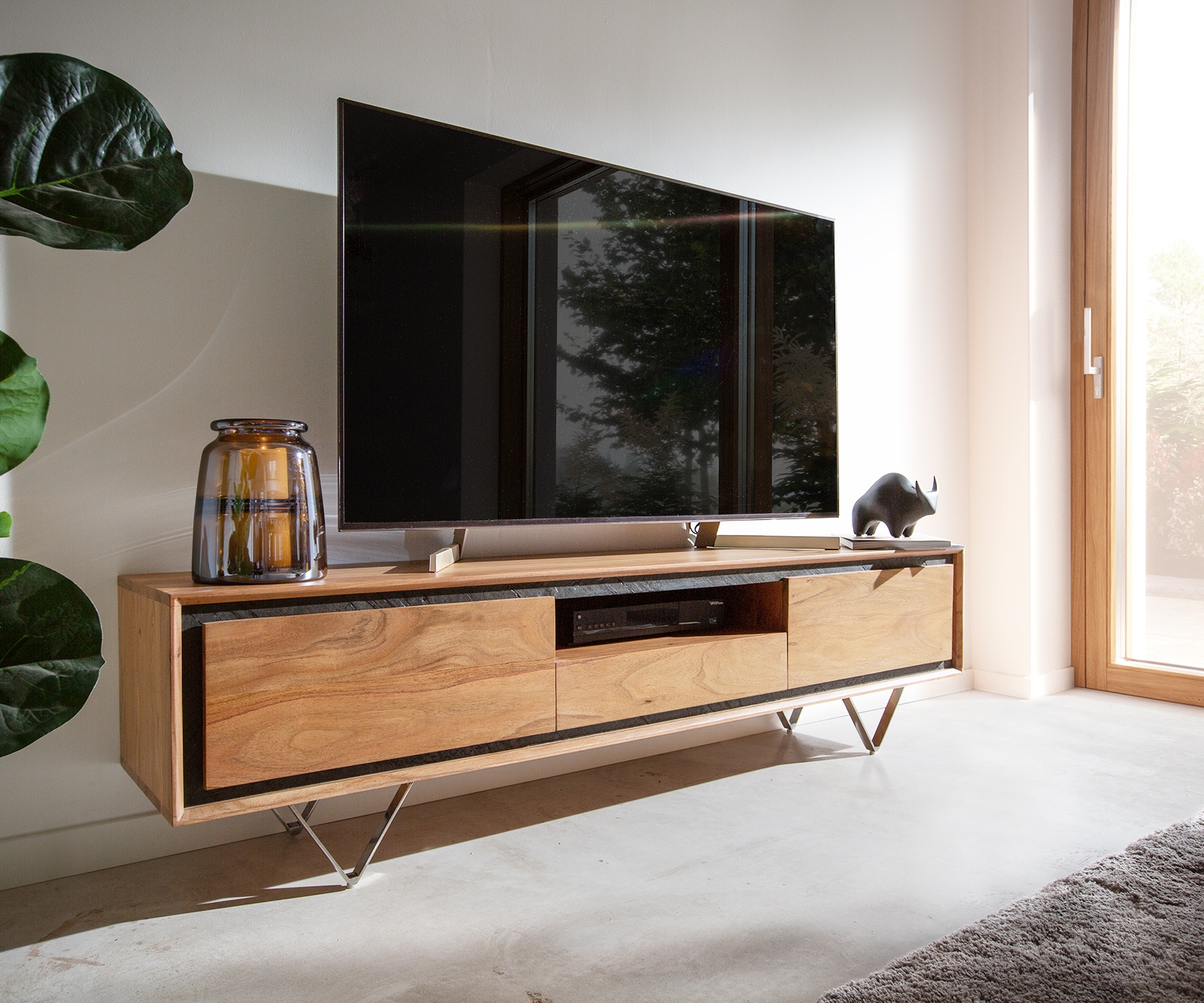 Buffet bas Stonegrace 175 cm acacia nature 2 portes 1 compartiment 1 tiroir placage en pierre pieds en V Buffet bas Stonegrace 175 cm acacia nature 2 portes 1 compartiment 1 tiroir placage en pierre pieds en V