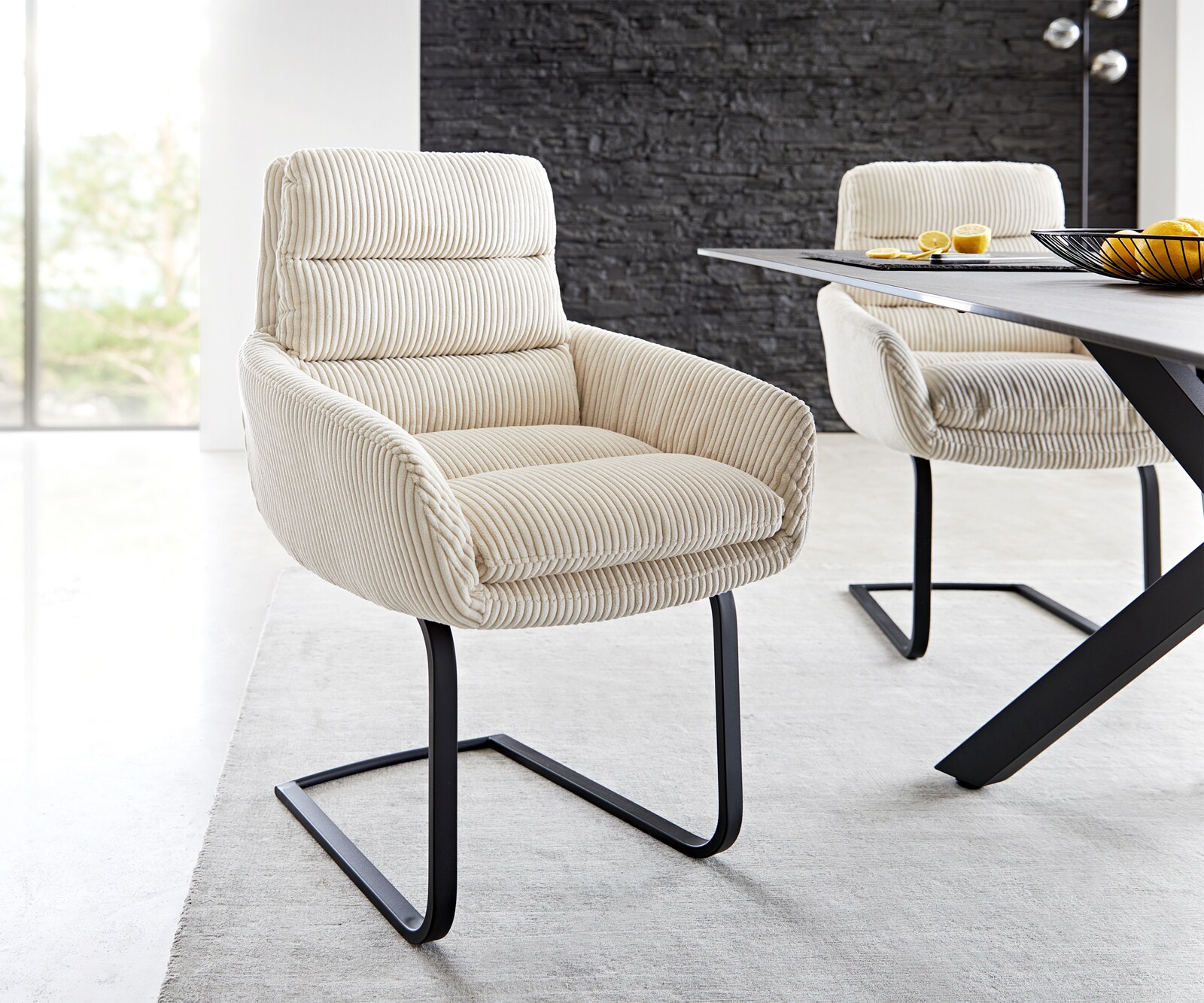 Freischwinger Abelia-Flex mit Armlehnen Cord Beige Freischwinger flach Schwarz Freischwinger Abelia-Flex mit Armlehnen Cord Beige Freischwinger flach Schwarz