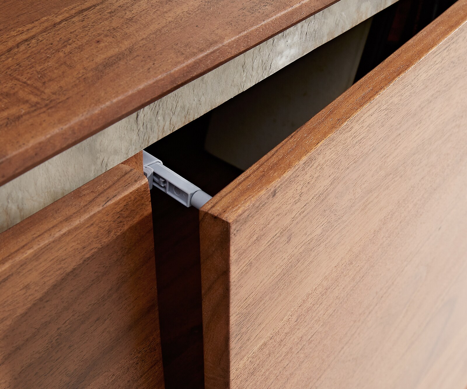 Buffet Stonegrace 200 cm acacia marron plaqué pierre 4 portes pied en V noir 5