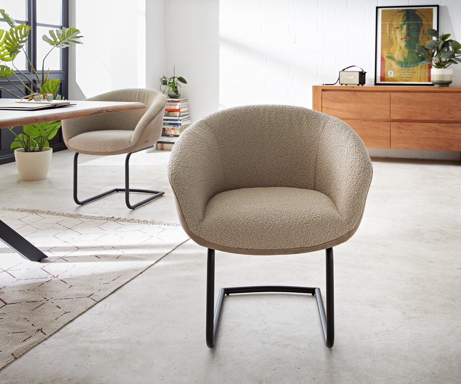 Cantilever Vinka-Flex avec accoudoirs tissu mixte couleur boue pied cantilever rond noir ressorts ensachés 2