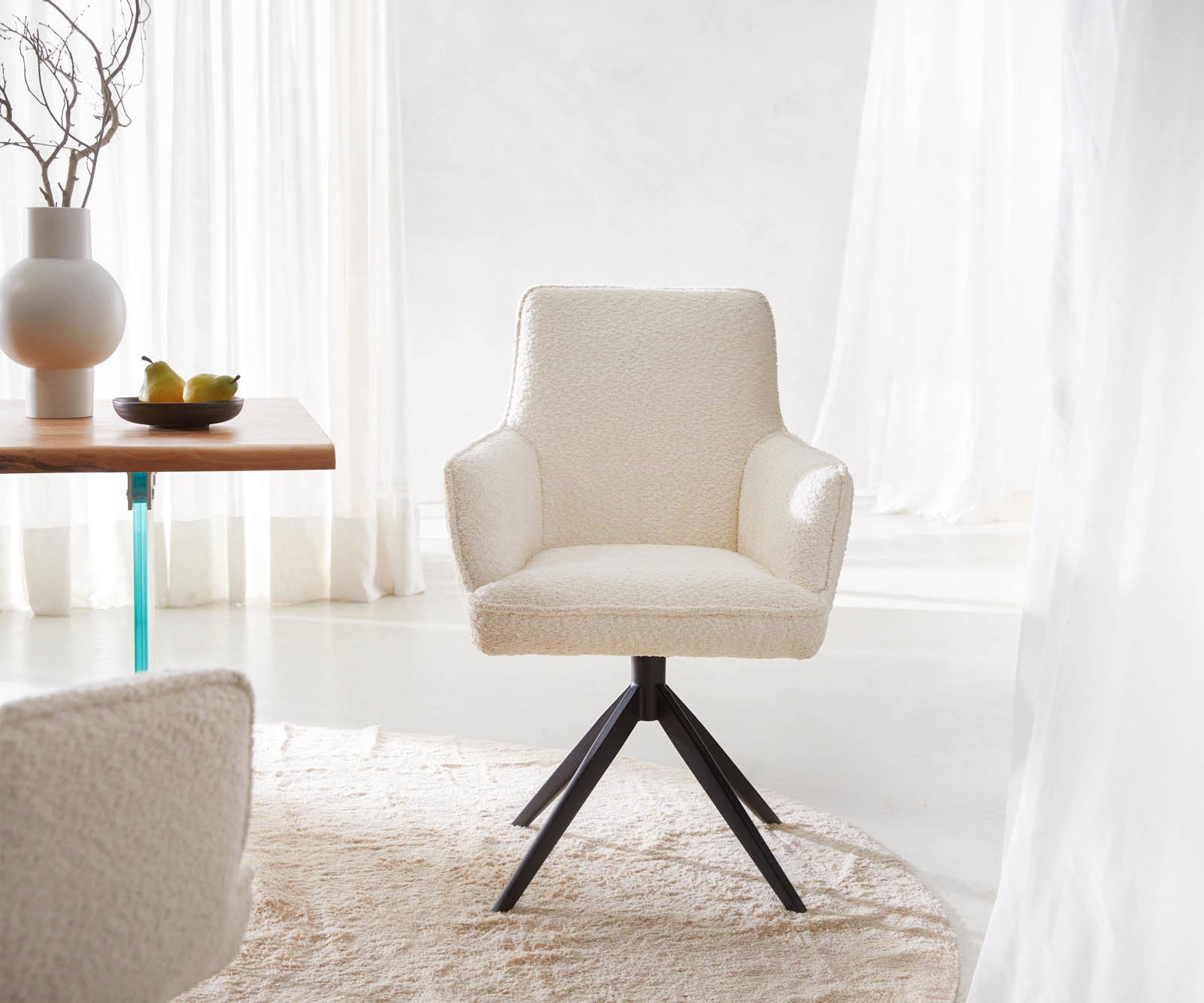 Drehstuhl Heira-Flex mit Armlehnen Bouclé Weiß Kreuzgestell breit Schwarz 360° drehbar Taschenfederkern 1 Drehstuhl Heira-Flex mit Armlehnen Bouclé Weiß Kreuzgestell breit Schwarz 360° drehbar Taschenfederkern 1