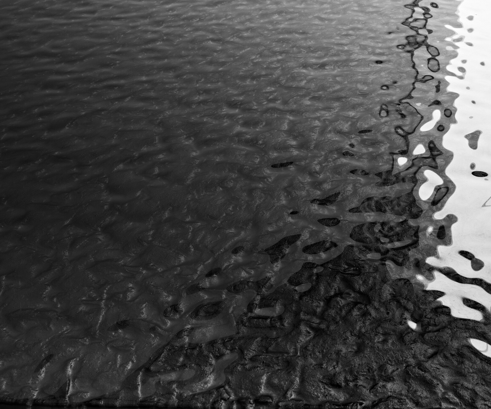 Esstisch Edge 300x100 Reliefglas Rauchschwarz 3D-Design Estelar rund Metall Schwarz 2