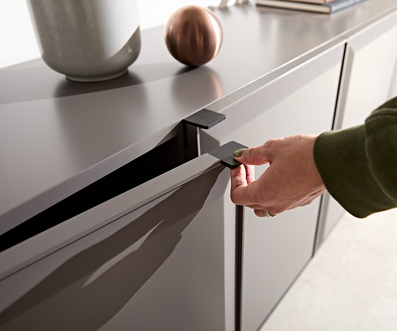 Sideboard Marellia 200 cm Grau 4 Türen Winkelfuß Metall Schwarz 4