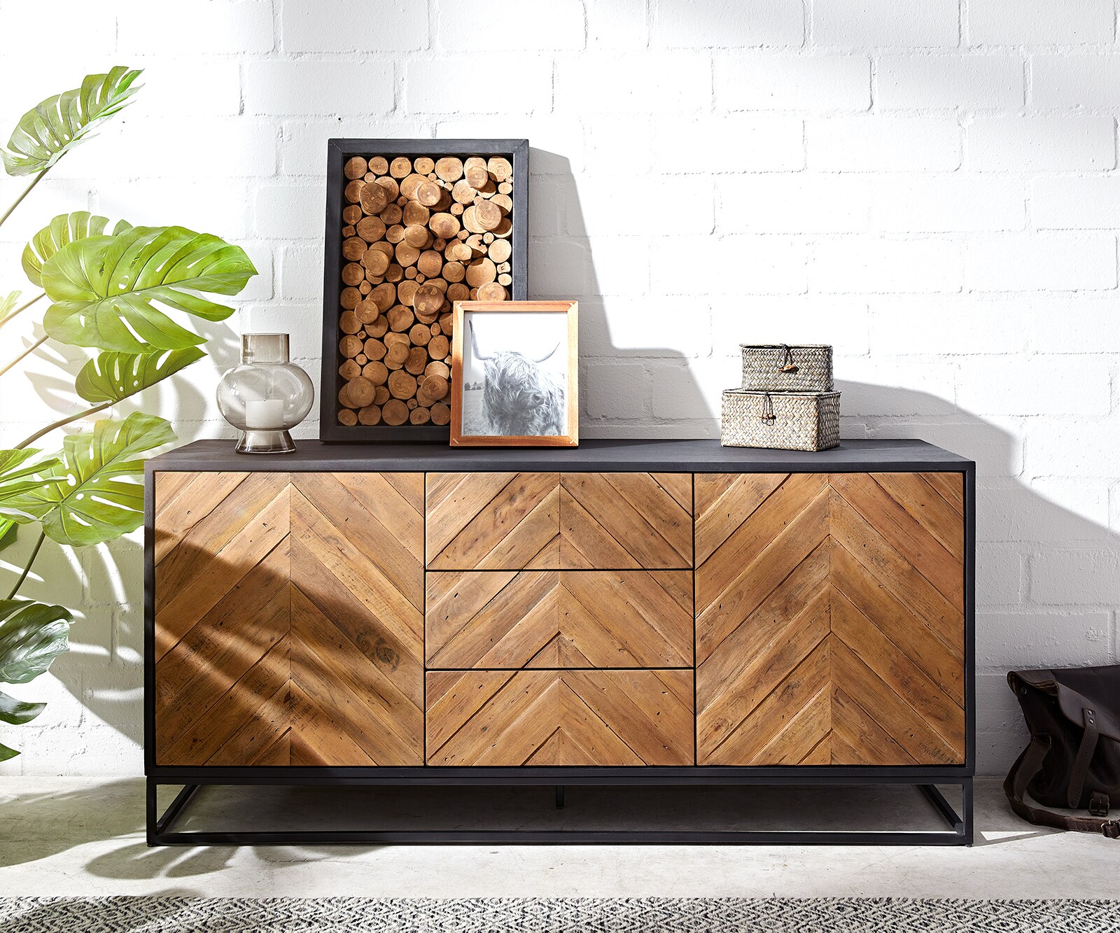 Sideboard Famke 145 cm Mango Teak 2 Türen 3 Schubladen 1
