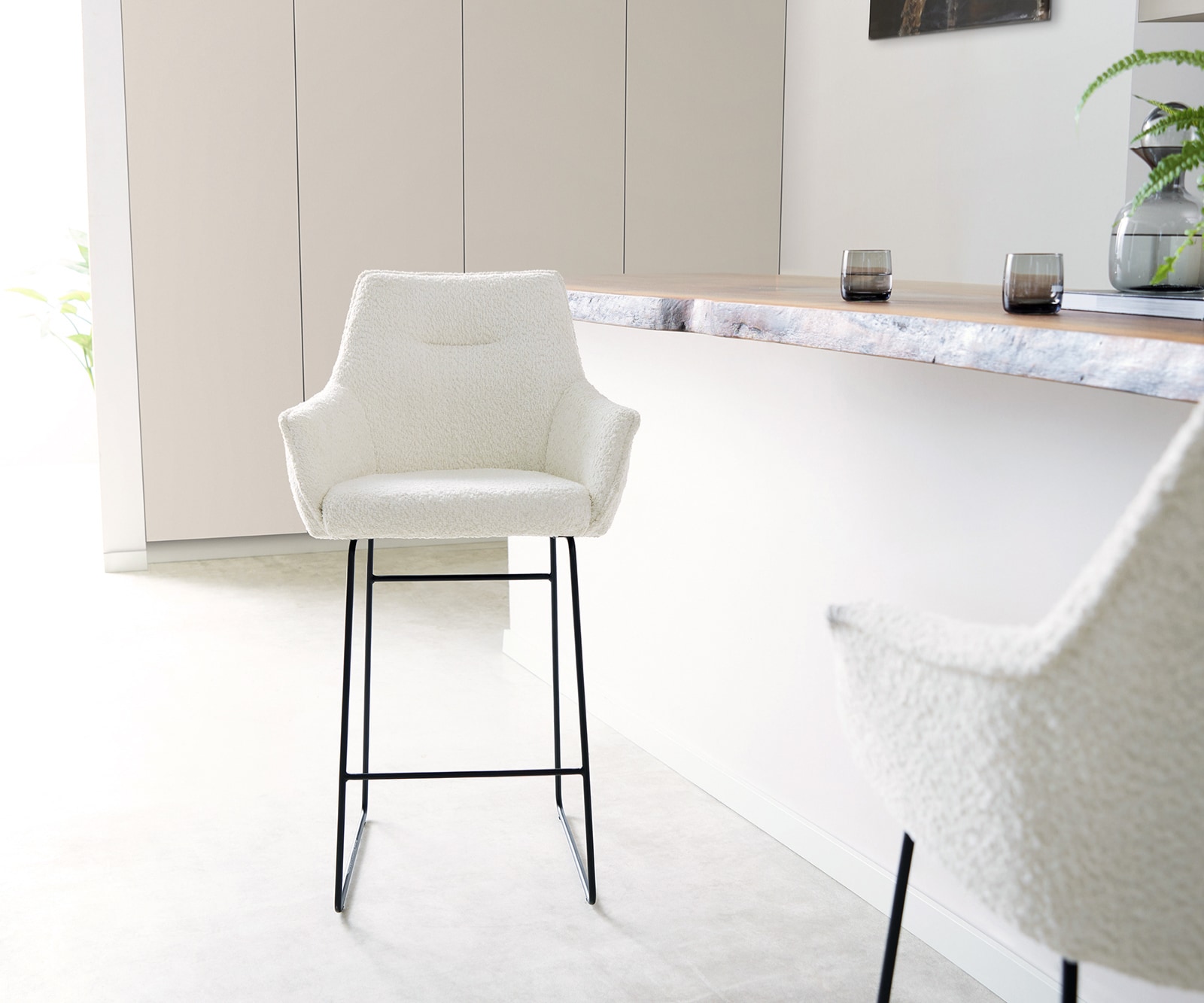 Chaise-de-bar Alja-Flex Bouclé Blanc cadre à patins métal noir ressorts ensachés 2