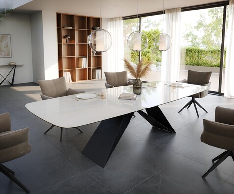 Table à manger Edge Boot 300x120 cm Céramique Onyx Champagne piètement en V Acier plat Noir