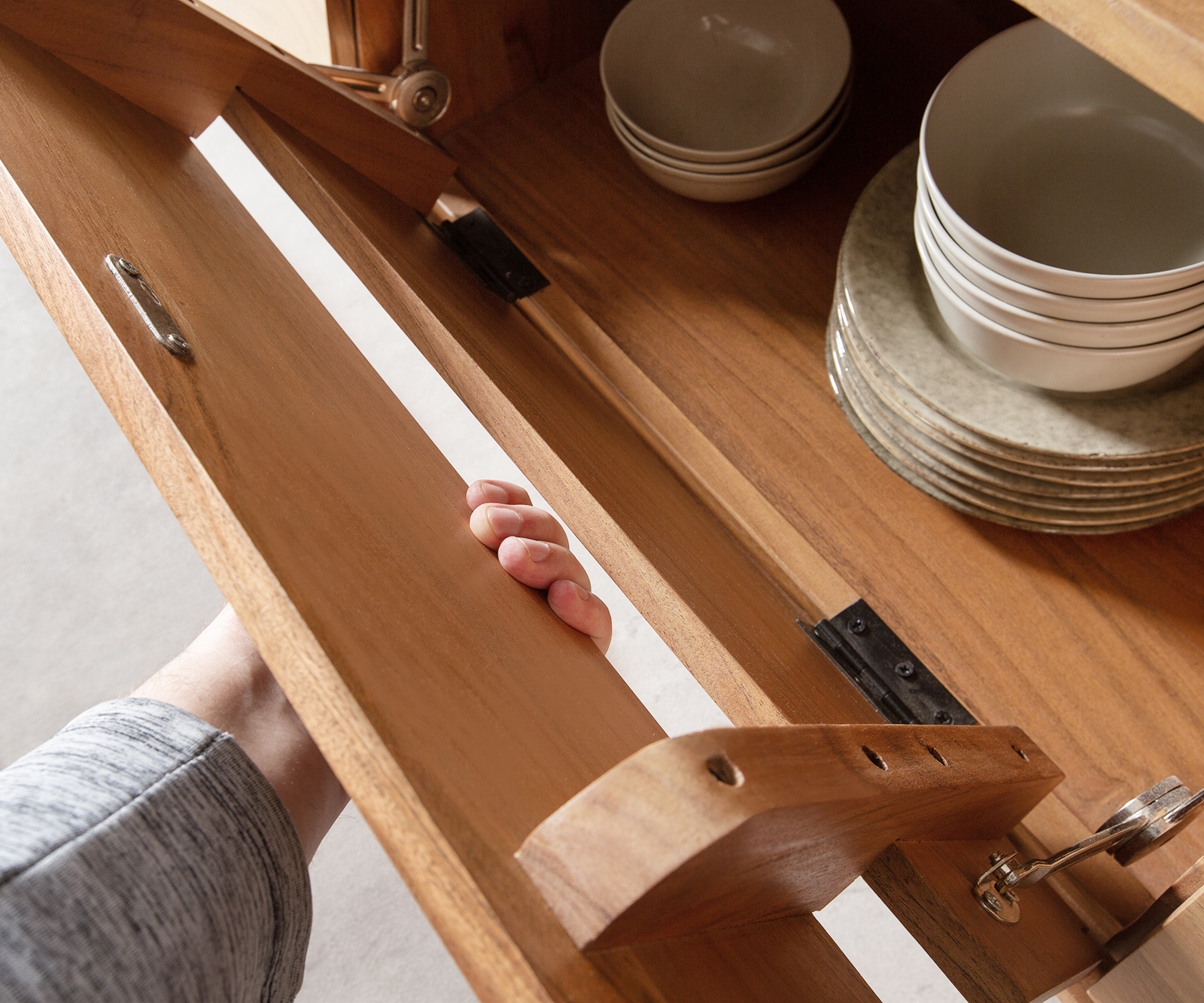 Sideboard Eloi 240x40 cm Akazie Natur 2 Türen 6 Schubladen V-Fuß Edelstahl 5 Sideboard Eloi 240x40 cm Akazie Natur 2 Türen 6 Schubladen V-Fuß Edelstahl 5