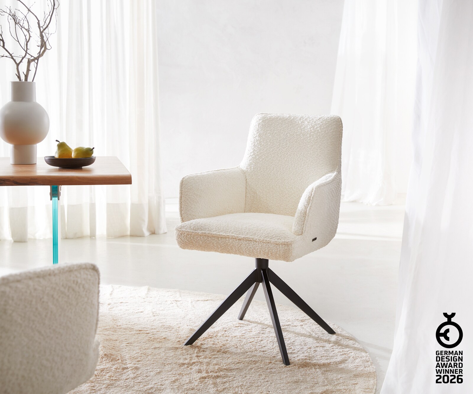 Chaise-pivotante Heira-Flex avec accoudoirs bouclé blanc pied croisé large noir pivotement sur 360° ressorts ensachés