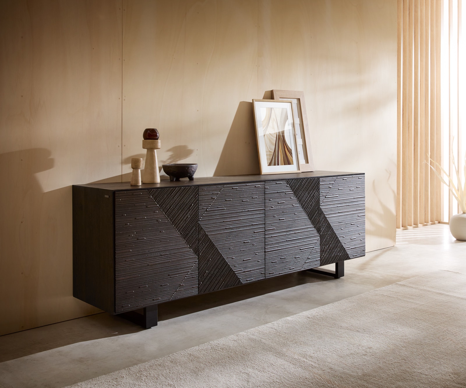 Sideboard Tereos 200 cm Esche Dunkelbraun 3D Effekt 4 Türen Kufe Metall Schwarz Sideboard Tereos 200 cm Esche Dunkelbraun 3D Effekt 4 Türen Kufe Metall Schwarz