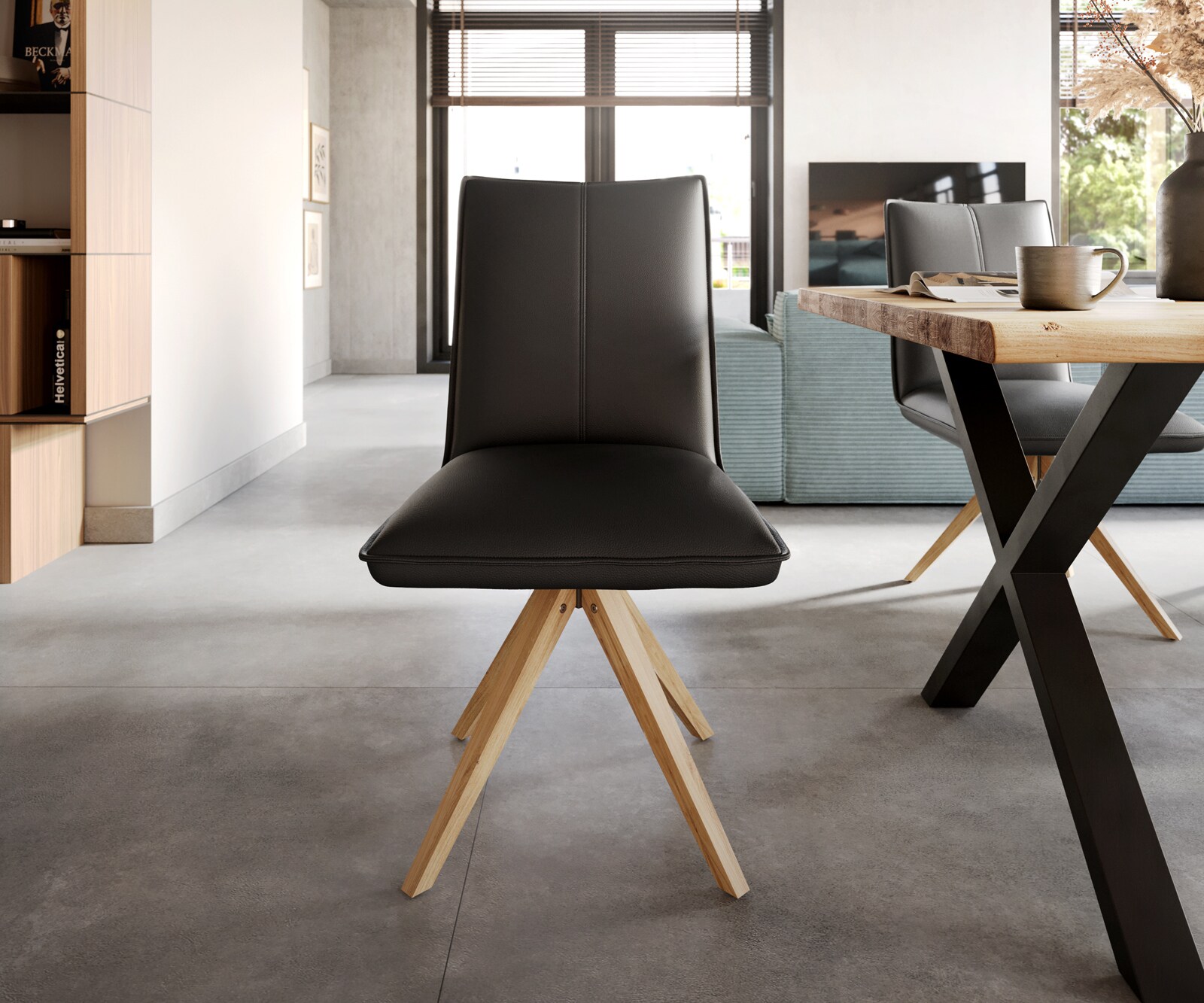 Chaise-de-salle-à-manger Lelio-Flex cuir de vache noir pied en bois angulaire naturel ressorts ensachés 1