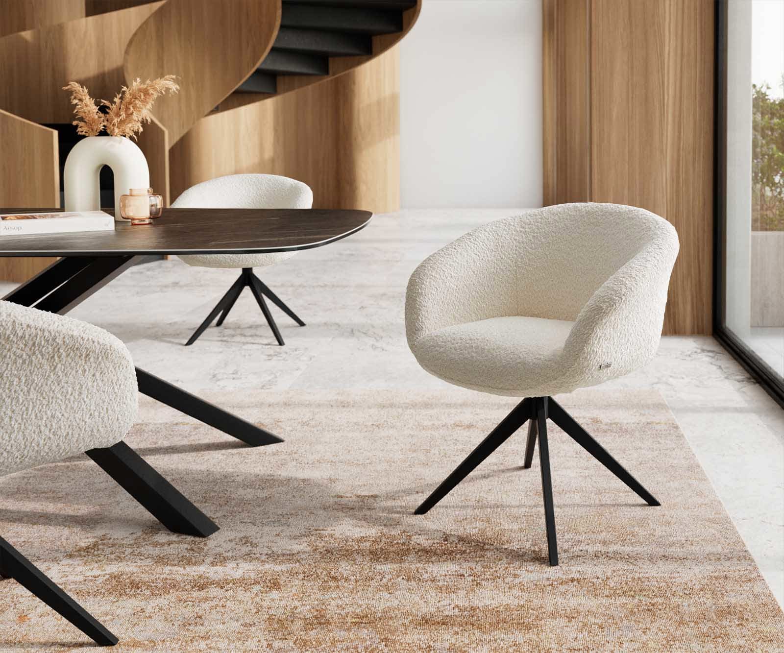 Chaise-pivotante Vinka-Flex avec accoudoirs bouclé blanc pied croisé large noir ressorts ensachés pivote sur 360° Chaise-pivotante Vinka-Flex avec accoudoirs bouclé blanc pied croisé large noir ressorts ensachés pivote sur 360°