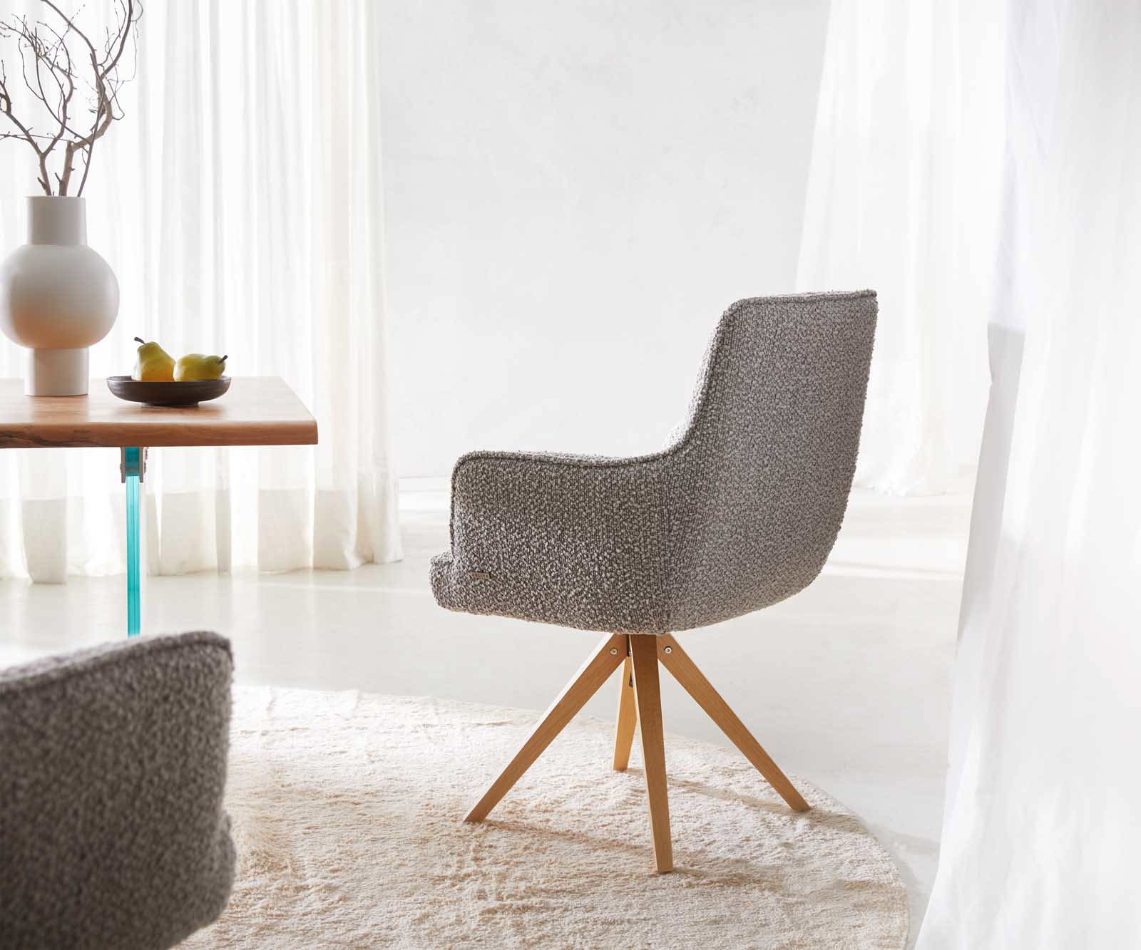 Chaise-pivotante Heira-Flex avec accoudoirs bouclé gris argenté pied en bois angulaire naturel pivotement sur 180° ressorts ensachés 4