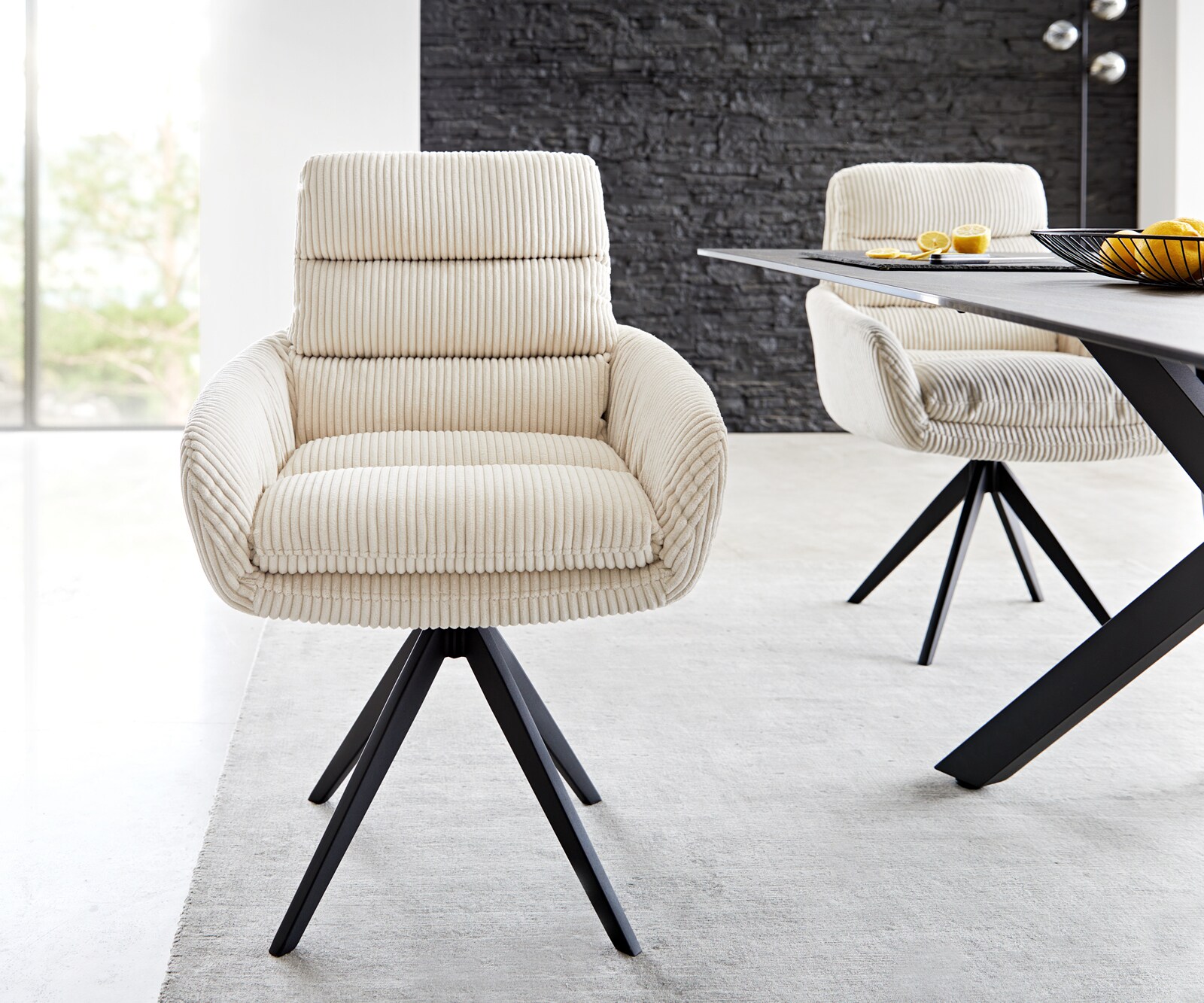 Esszimmerstuhl Abelia-Flex mit Armlehnen Cord Beige Kreuzgestell kantig Schwarz 1