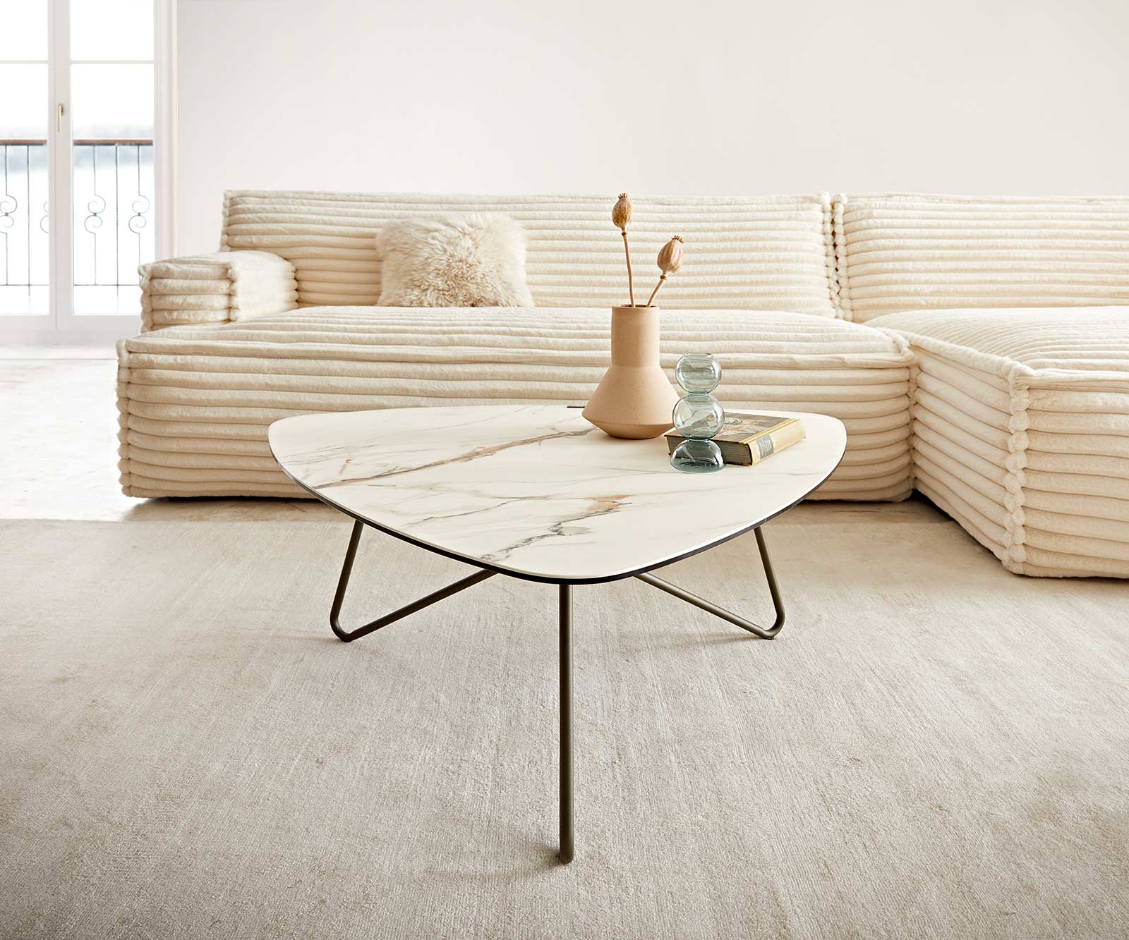 Couchtisch Ekrem 88x85 cm Keramik Calacatta Luxe Weiß-Gold-Grau Hairpin rund Metall Effektfinish Titan 1