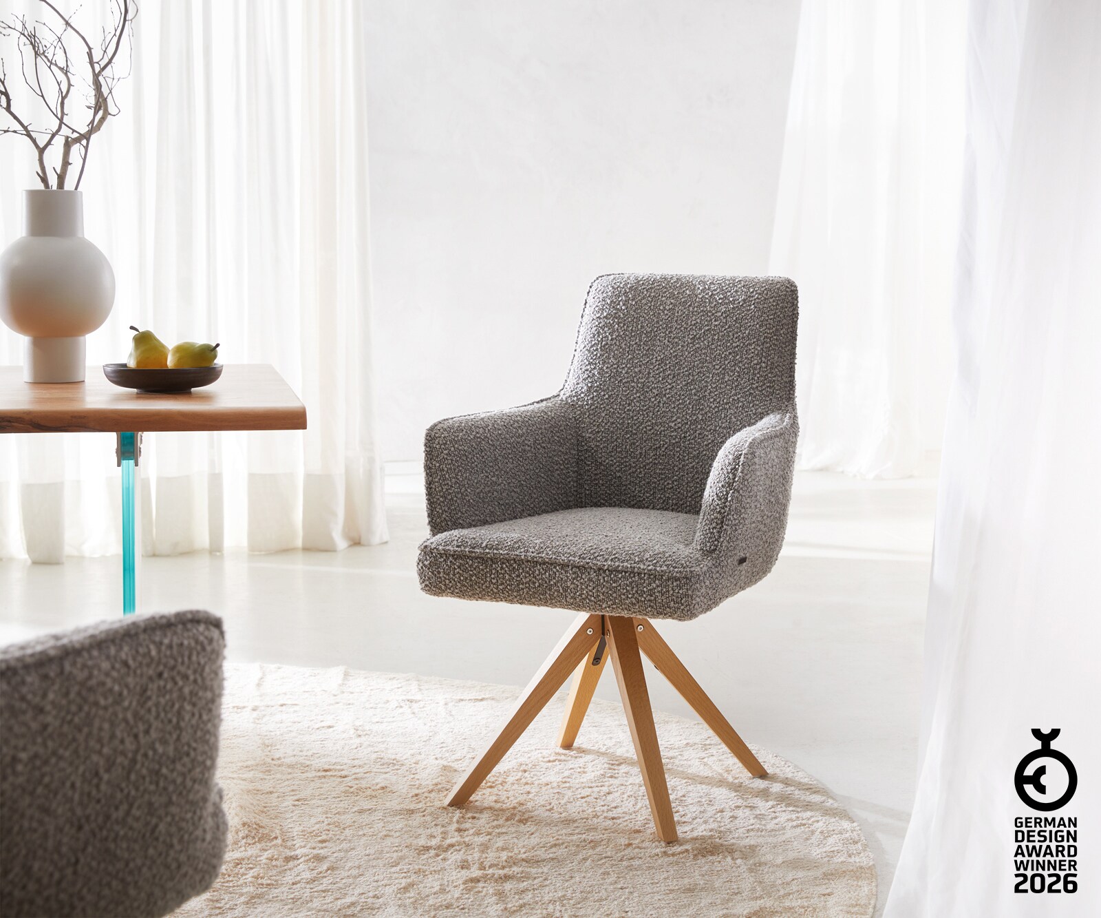 Chaise-pivotante Heira-Flex avec accoudoirs bouclé gris argenté pied en bois angulaire naturel pivotement sur 180° ressorts ensachés