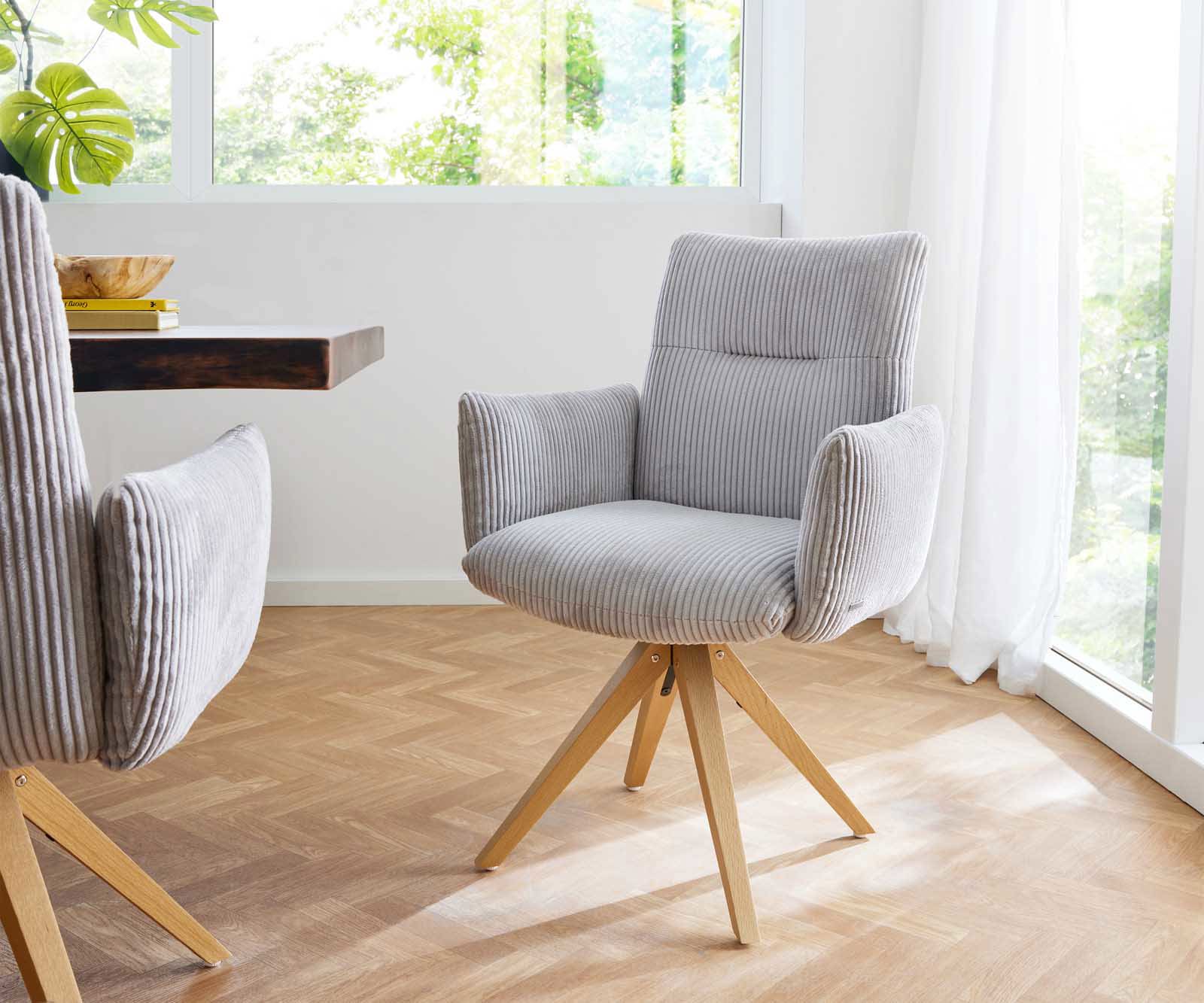 Chaise-pivotante Jova-Flex avec accoudoirs côtelé gris argenté pied en bois angulaire naturel pivotement sur 180° ressorts ensachés
