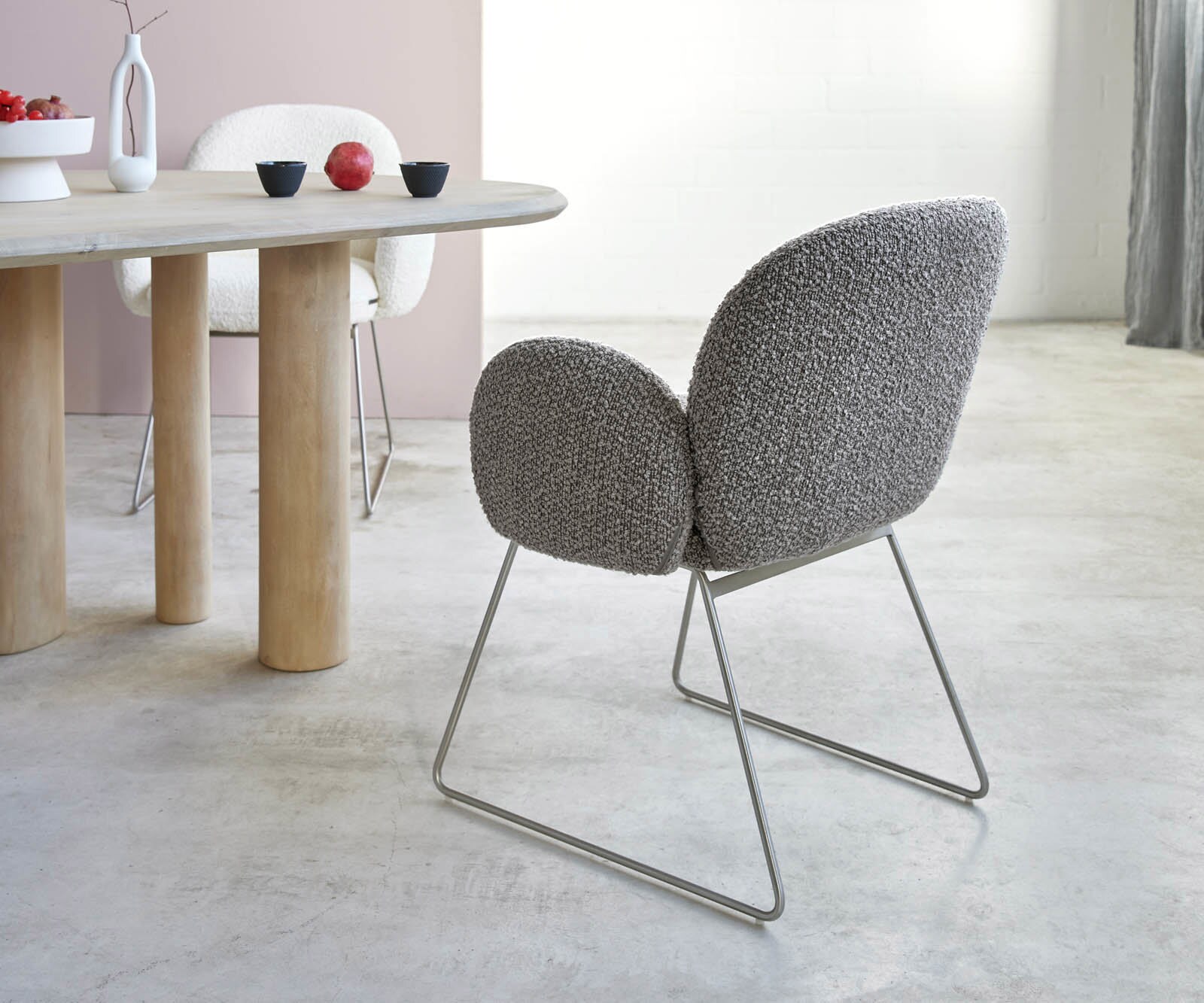 Chaise-de-salle-à-manger Nube-Flex avec accoudoirs bouclé gris argenté pied trapèze acier inoxydable brossé ressorts ensachés 3